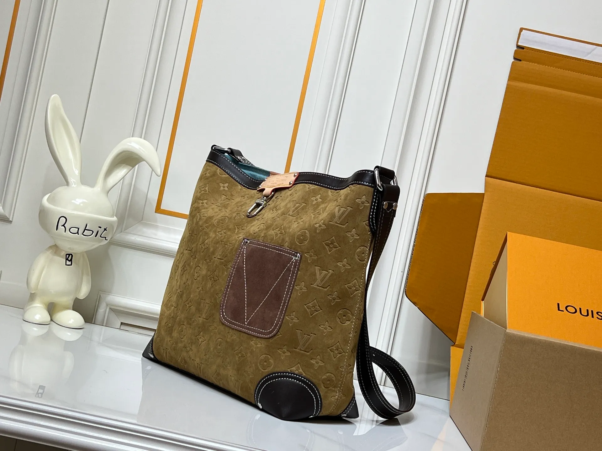 Batch 300💰M13686 This model is the Nil crossbody bag from the Louis Vuitton and Pharrell Williams collaboration series. It is made of luxurious calfskin, with a Monogram canvas-like printing effect on the surface, and VVT leather trim with retro tones, showing an elegant temperament. The bag is equipped with a detachable top handle and an adjustable leather shoulder strap, supporting a variety of carrying methods. There is a zippered compartment on the front and a built-in patch pocket in the main compartment, which combines practicality with design. The metal parts are in an antique gold style and are paired with a detachable metal tag. The details highlight the brand's exquisite craftsmanship and the unique style of the joint series. It is a personalized item that combines retro and modern fashion. Approximate size: 28x30x13cm