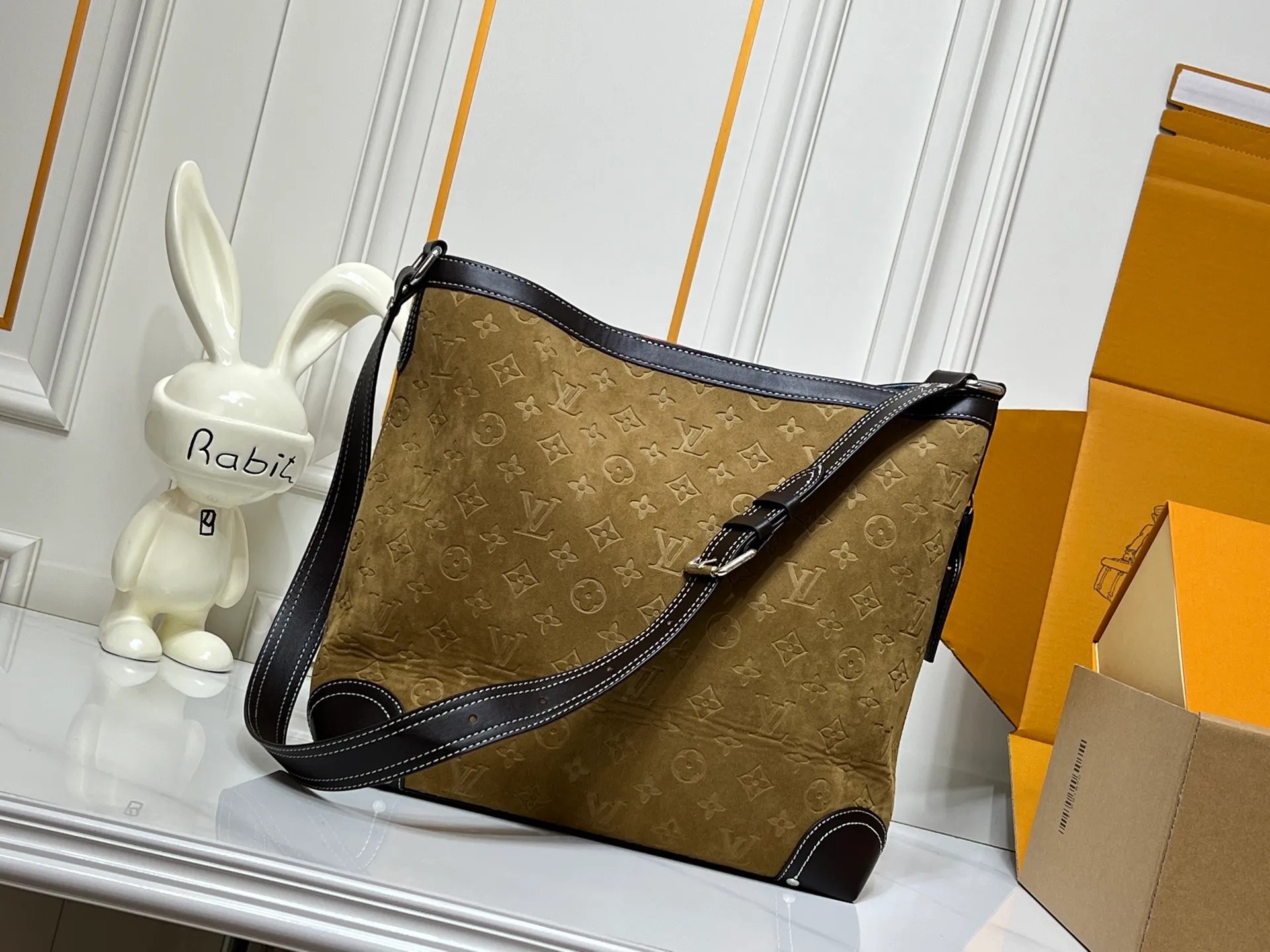 Batch 300💰M13686 This model is the Nil crossbody bag from the Louis Vuitton and Pharrell Williams collaboration series. It is made of luxurious calfskin, with a Monogram canvas-like printing effect on the surface, and VVT leather trim with retro tones, showing an elegant temperament. The bag is equipped with a detachable top handle and an adjustable leather shoulder strap, supporting a variety of carrying methods. There is a zippered compartment on the front and a built-in patch pocket in the main compartment, which combines practicality with design. The metal parts are in an antique gold style and are paired with a detachable metal tag. The details highlight the brand's exquisite craftsmanship and the unique style of the joint series. It is a personalized item that combines retro and modern fashion. Approximate size: 28x30x13cm