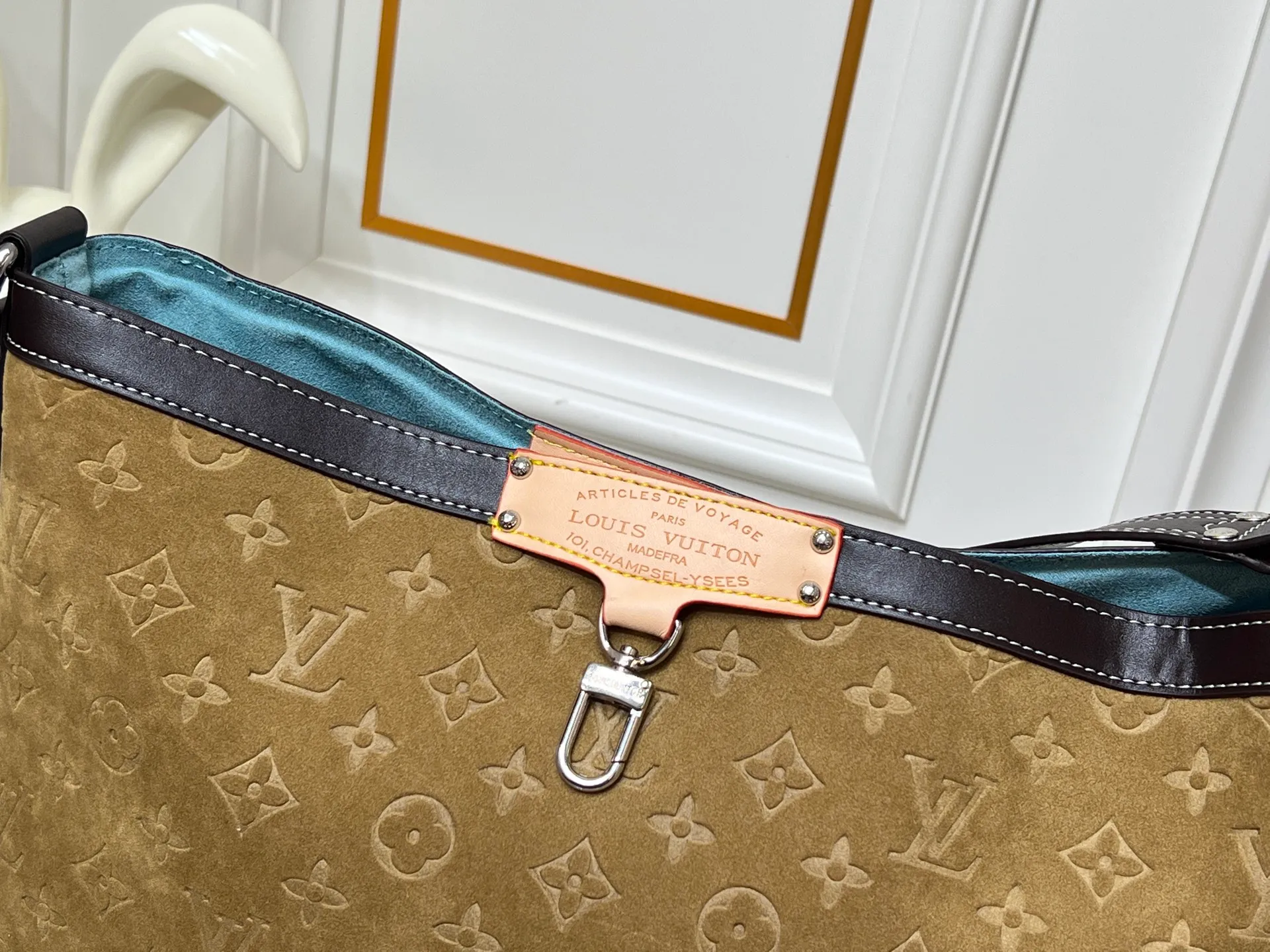 Batch 300💰M13686 This model is the Nil crossbody bag from the Louis Vuitton and Pharrell Williams collaboration series. It is made of luxurious calfskin, with a Monogram canvas-like printing effect on the surface, and VVT leather trim with retro tones, showing an elegant temperament. The bag is equipped with a detachable top handle and an adjustable leather shoulder strap, supporting a variety of carrying methods. There is a zippered compartment on the front and a built-in patch pocket in the main compartment, which combines practicality with design. The metal parts are in an antique gold style and are paired with a detachable metal tag. The details highlight the brand's exquisite craftsmanship and the unique style of the joint series. It is a personalized item that combines retro and modern fashion. Approximate size: 28x30x13cm
