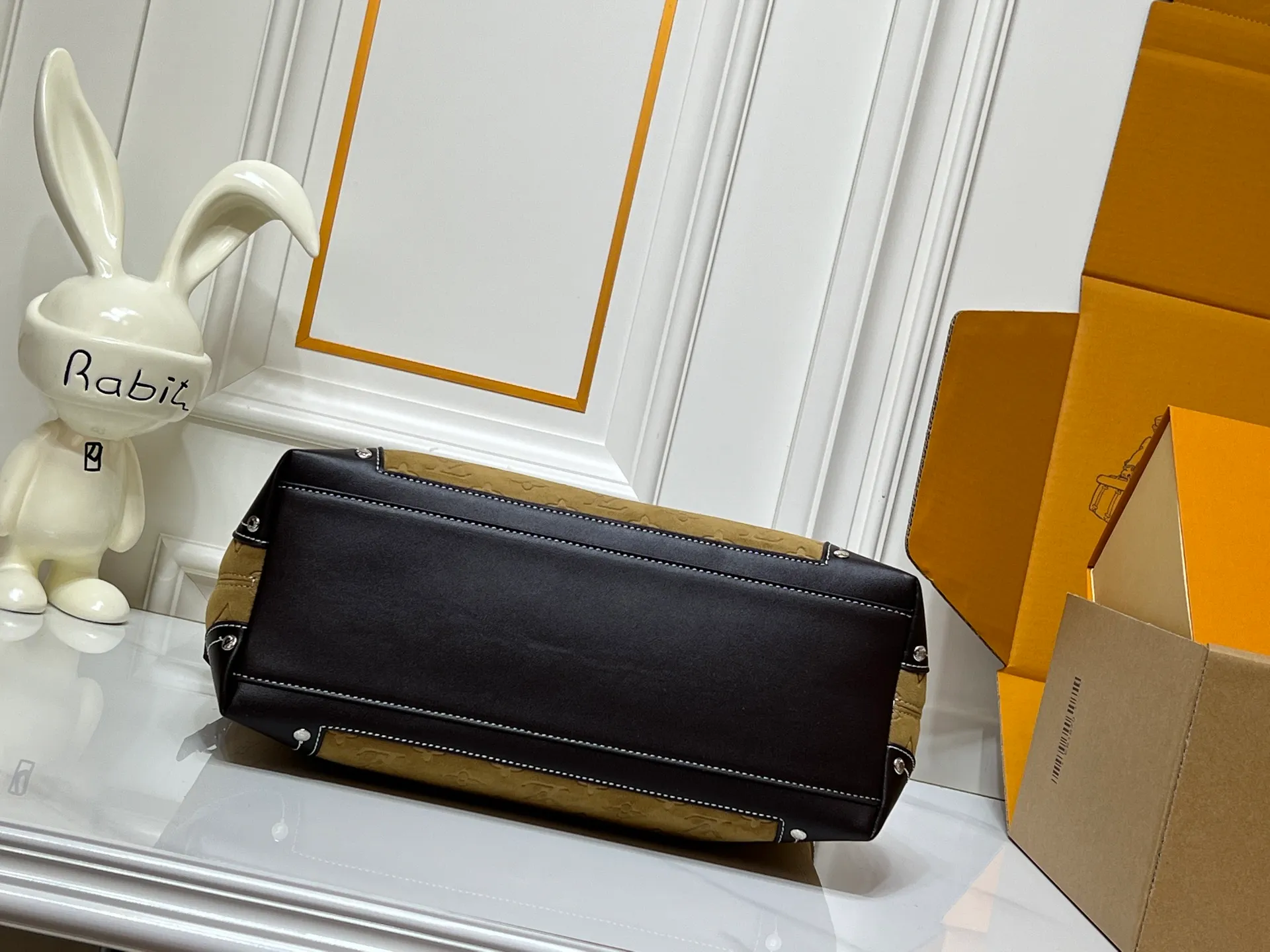 Batch 300💰M13686 This model is the Nil crossbody bag from the Louis Vuitton and Pharrell Williams collaboration series. It is made of luxurious calfskin, with a Monogram canvas-like printing effect on the surface, and VVT leather trim with retro tones, showing an elegant temperament. The bag is equipped with a detachable top handle and an adjustable leather shoulder strap, supporting a variety of carrying methods. There is a zippered compartment on the front and a built-in patch pocket in the main compartment, which combines practicality with design. The metal parts are in an antique gold style and are paired with a detachable metal tag. The details highlight the brand's exquisite craftsmanship and the unique style of the joint series. It is a personalized item that combines retro and modern fashion. Approximate size: 28x30x13cm