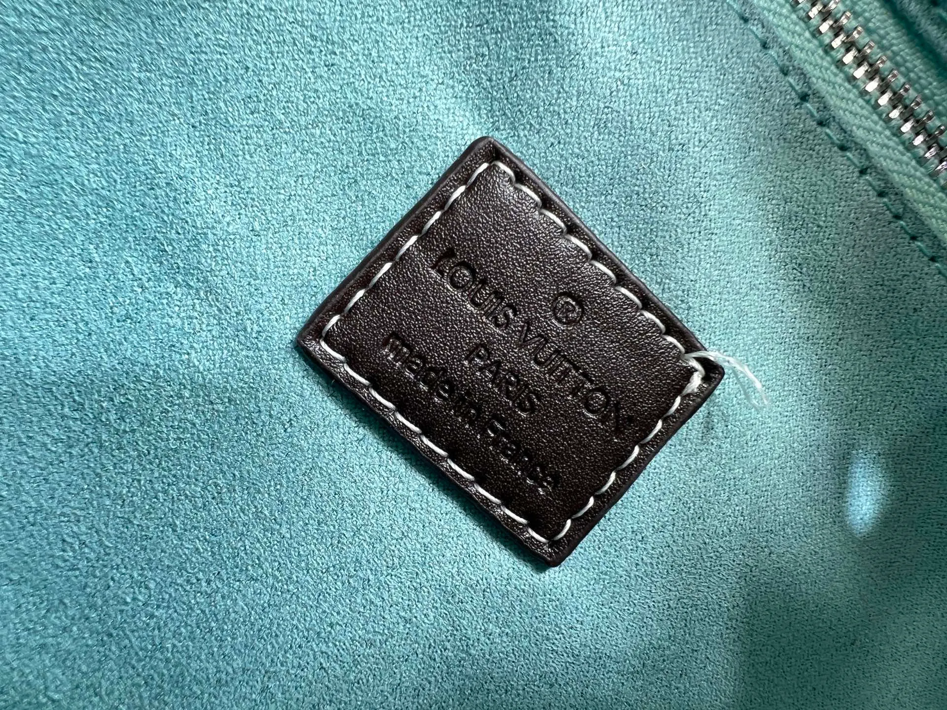 Batch 300💰M13686 This model is the Nil crossbody bag from the Louis Vuitton and Pharrell Williams collaboration series. It is made of luxurious calfskin, with a Monogram canvas-like printing effect on the surface, and VVT leather trim with retro tones, showing an elegant temperament. The bag is equipped with a detachable top handle and an adjustable leather shoulder strap, supporting a variety of carrying methods. There is a zippered compartment on the front and a built-in patch pocket in the main compartment, which combines practicality with design. The metal parts are in an antique gold style and are paired with a detachable metal tag. The details highlight the brand's exquisite craftsmanship and the unique style of the joint series. It is a personalized item that combines retro and modern fashion. Approximate size: 28x30x13cm