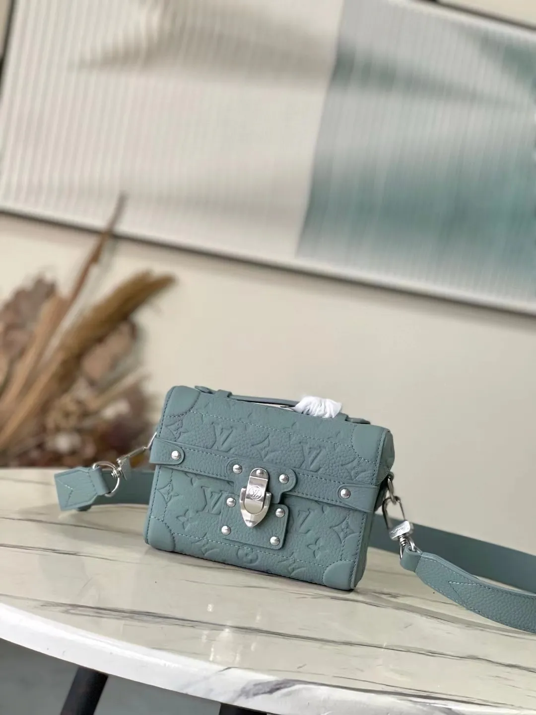 💰1400 (first-grain leather) top original order M13870 green This Soul Trunk handbag is made of soft Monogram embossed Taurillon cow leather to interpret the brand's traditional hard box structure. Reinforced corners Leather details and detachable and adjustable shoulder straps embellish the Monogram pattern body. Cotton lining completes the overall size: 19x15x7cm