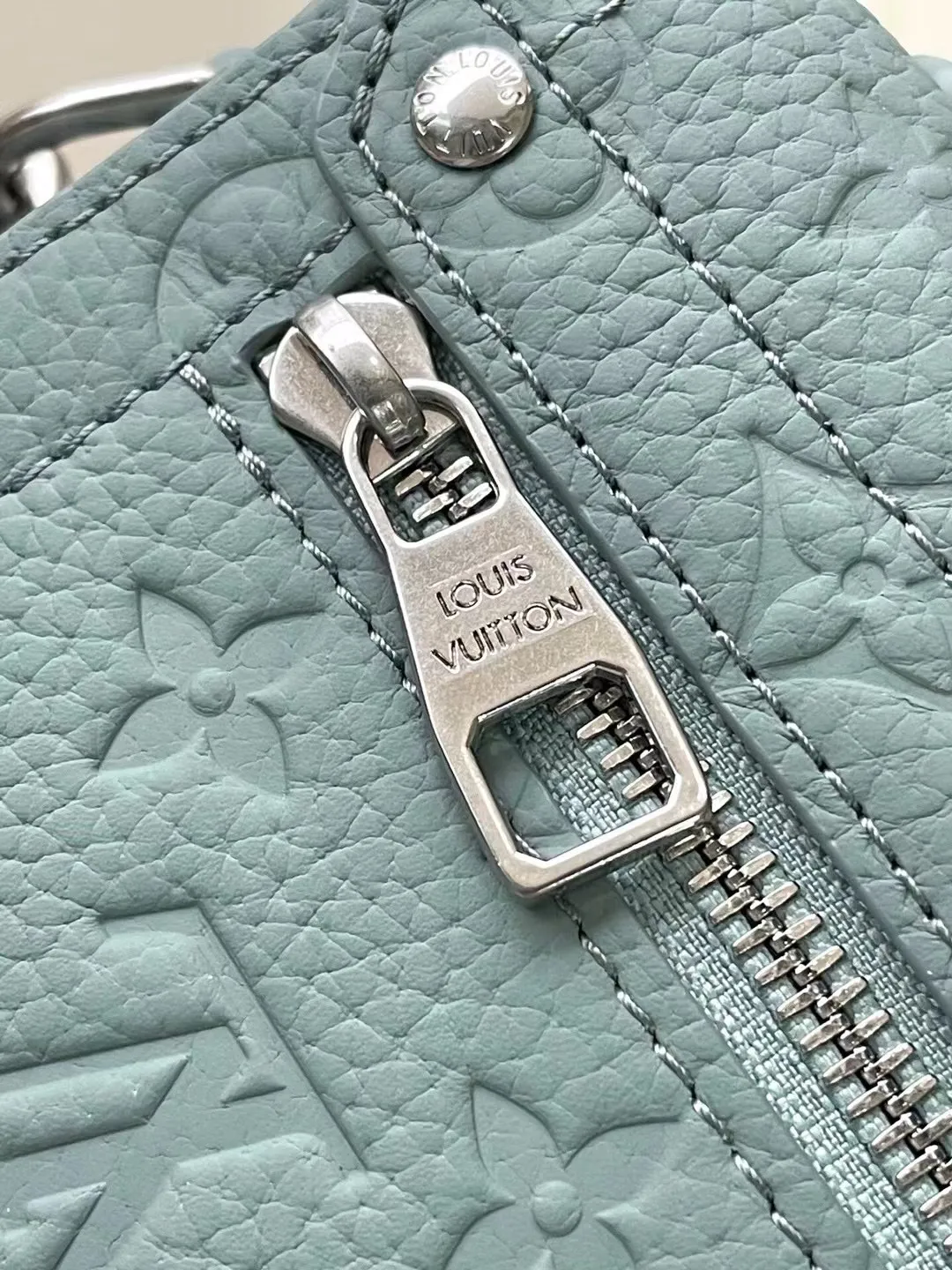 💰1400 (first-grain leather) top original order M13870 green This Soul Trunk handbag is made of soft Monogram embossed Taurillon cow leather to interpret the brand's traditional hard box structure. Reinforced corners Leather details and detachable and adjustable shoulder straps embellish the Monogram pattern body. Cotton lining completes the overall size: 19x15x7cm