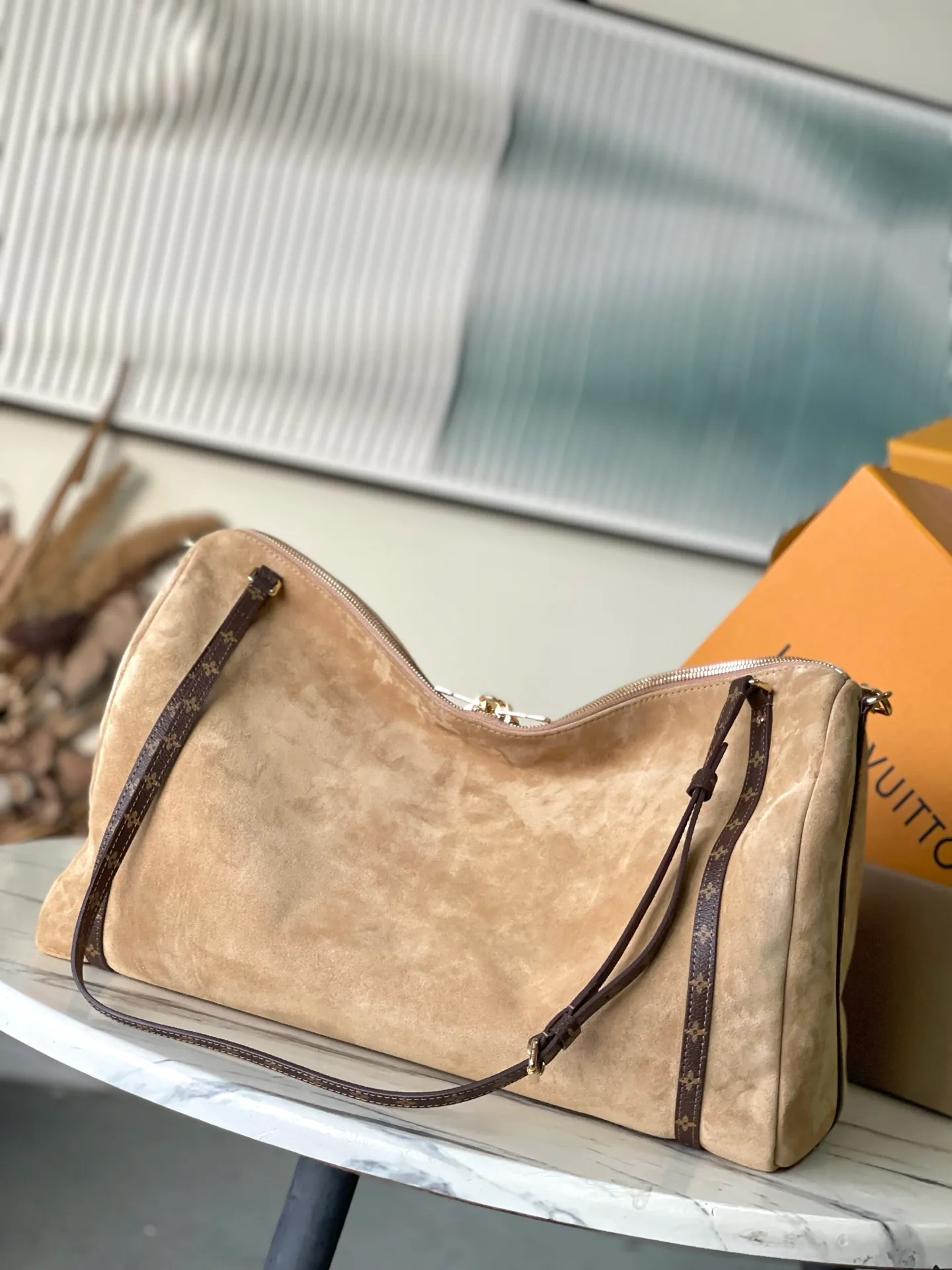 💰1540 (top-grain leather) top original M26451 Express Travel large handbag is made of soft cow leather and Monogram fabric lining to create a soft structure, showing Nicolas Ghesquiere's modern interpretation of the Keepall handbag. Ample space combined with flexible carrying options makes it an ideal choice for urban travelers. Dimensions: 45 × 20 × 27 cm
