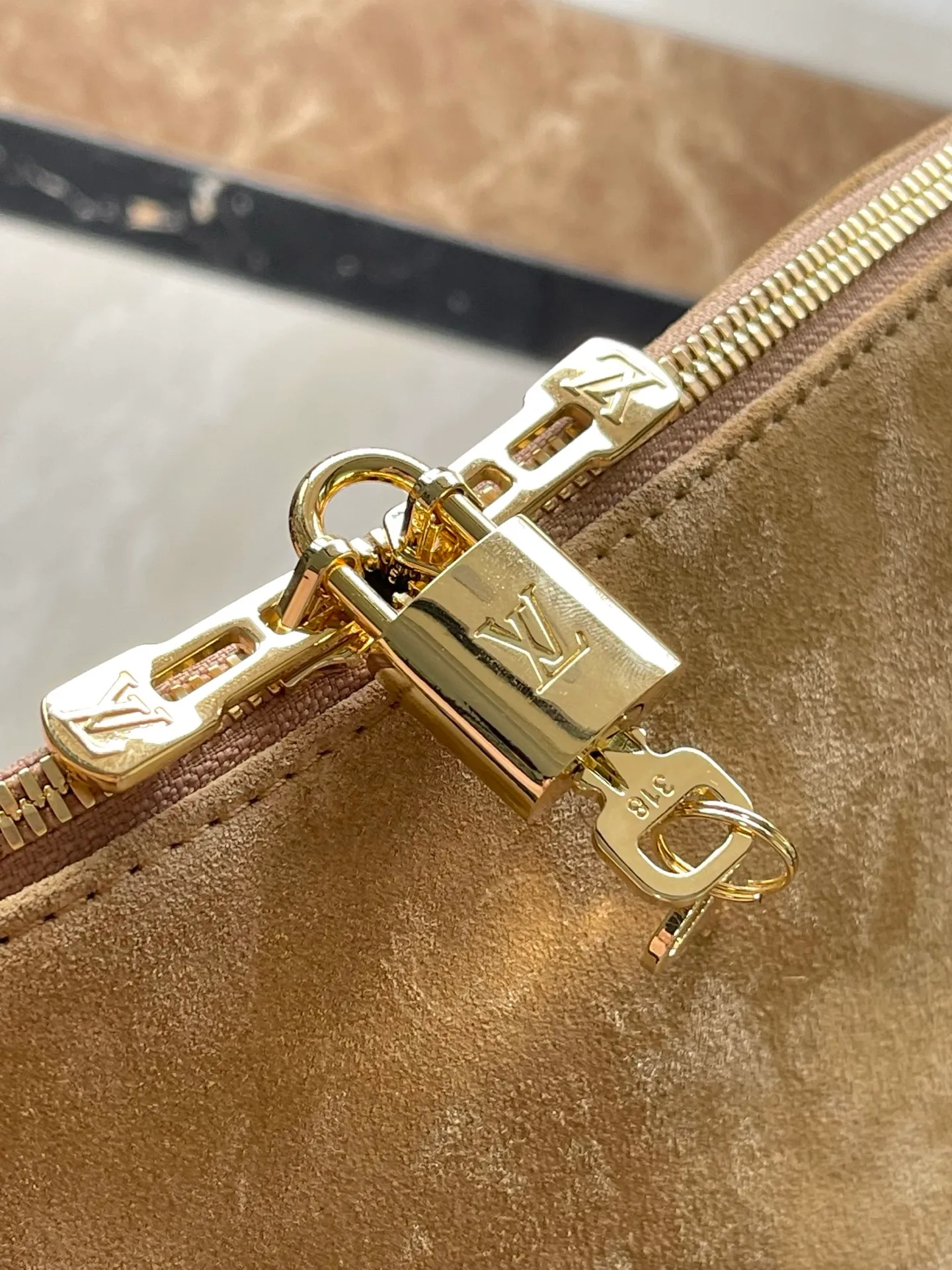 💰1540 (top-grain leather) top original M26451 Express Travel large handbag is made of soft cow leather and Monogram fabric lining to create a soft structure, showing Nicolas Ghesquiere's modern interpretation of the Keepall handbag. Ample space combined with flexible carrying options makes it an ideal choice for urban travelers. Dimensions: 45 × 20 × 27 cm