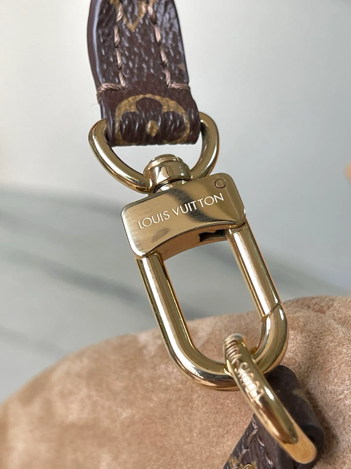 💰1540 (top-grain leather) top original M26451 Express Travel large handbag is made of soft cow leather and Monogram fabric lining to create a soft structure, showing Nicolas Ghesquiere's modern interpretation of the Keepall handbag. Ample space combined with flexible carrying options makes it an ideal choice for urban travelers. Dimensions: 45 × 20 × 27 cm