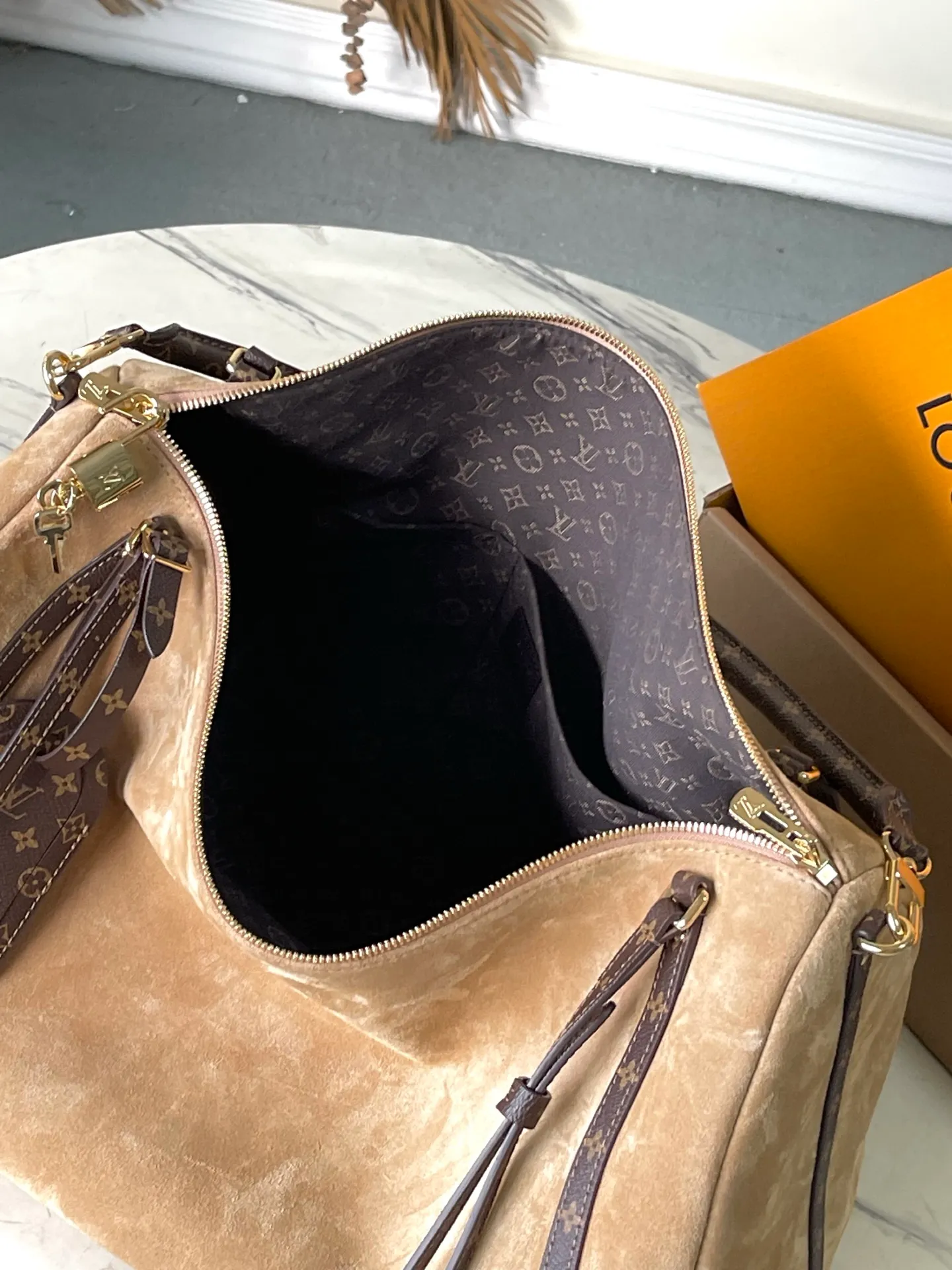 💰1540 (top-grain leather) top original M26451 Express Travel large handbag is made of soft cow leather and Monogram fabric lining to create a soft structure, showing Nicolas Ghesquiere's modern interpretation of the Keepall handbag. Ample space combined with flexible carrying options makes it an ideal choice for urban travelers. Dimensions: 45 × 20 × 27 cm