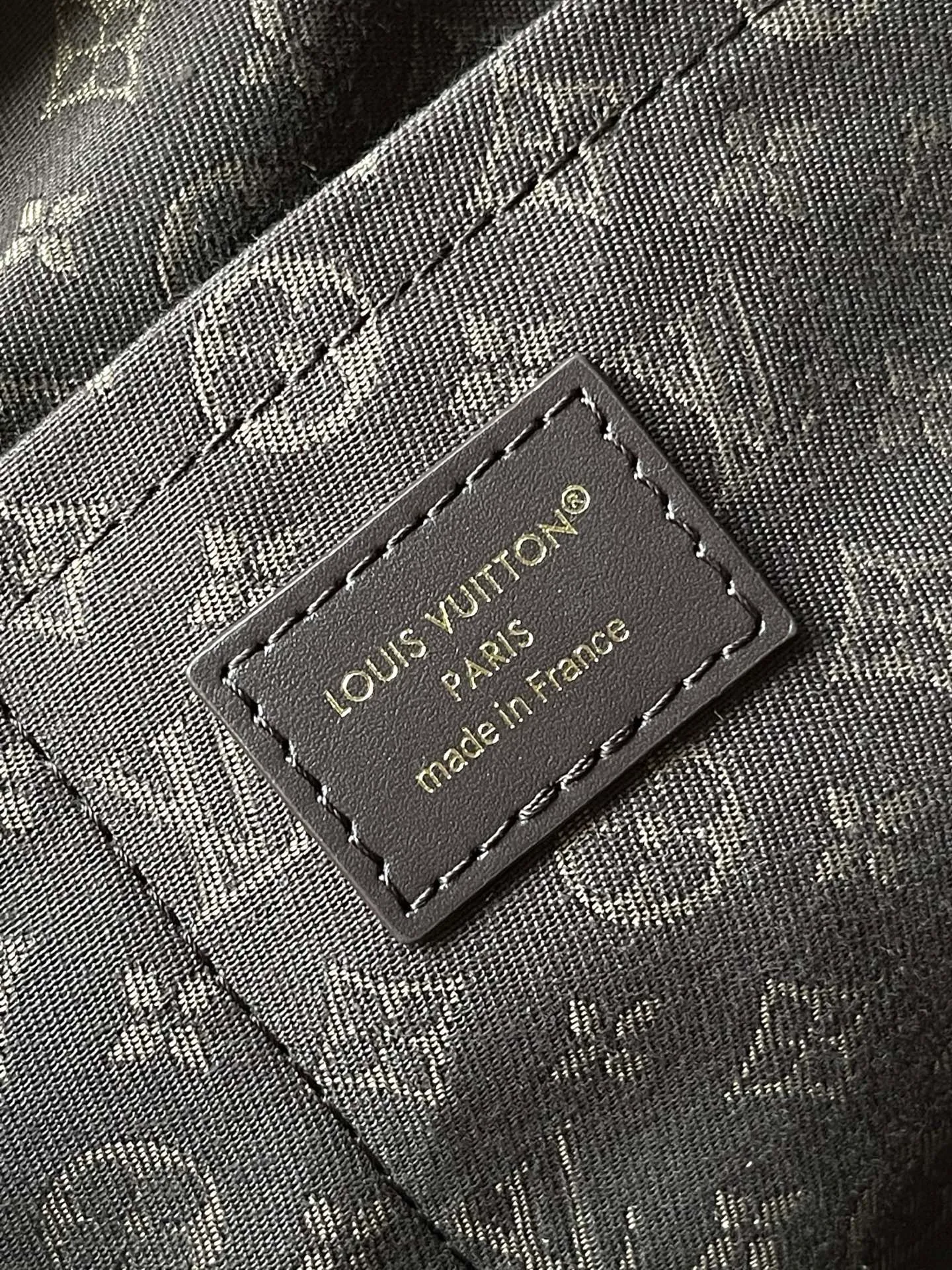 💰1540 (top-grain leather) top original M26451 Express Travel large handbag is made of soft cow leather and Monogram fabric lining to create a soft structure, showing Nicolas Ghesquiere's modern interpretation of the Keepall handbag. Ample space combined with flexible carrying options makes it an ideal choice for urban travelers. Dimensions: 45 × 20 × 27 cm