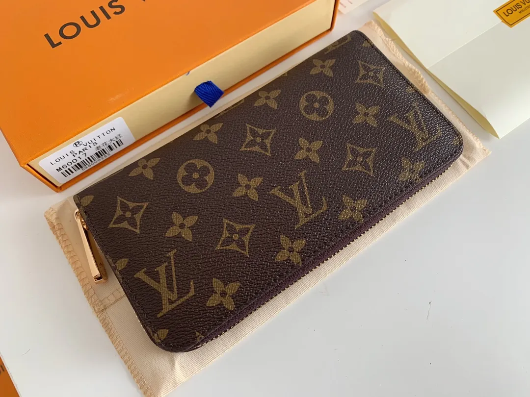 💰100 💎M60017 inner color ❤️Presby Red ZIPPY zipper wallet. The Zippy wallet pays homage to Louis Vuitton's heritage of travel and trunk making, with a travel-style patch and Louis Vuitton logo. With its compact interior and simple design, this wallet is ideal for everyday use. Model M60017. Size: 19x10.