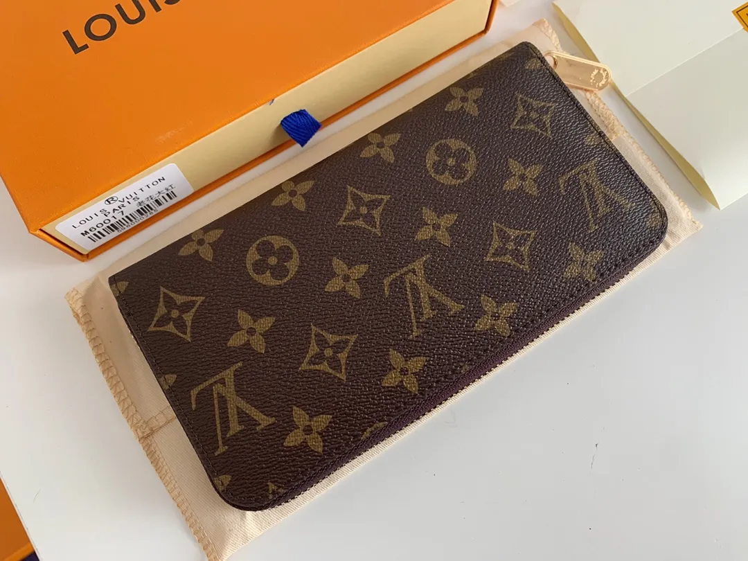 💰100 💎M60017 inner color ❤️Presby Red ZIPPY zipper wallet. The Zippy wallet pays homage to Louis Vuitton's heritage of travel and trunk making, with a travel-style patch and Louis Vuitton logo. With its compact interior and simple design, this wallet is ideal for everyday use. Model M60017. Size: 19x10.