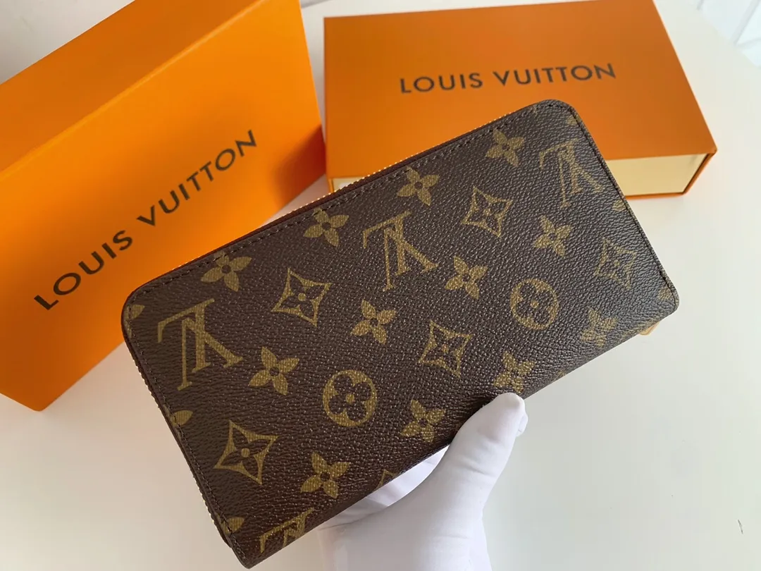 💰100 💎M60017 inner color ❤️Presby Red ZIPPY zipper wallet. The Zippy wallet pays homage to Louis Vuitton's heritage of travel and trunk making, with a travel-style patch and Louis Vuitton logo. With its compact interior and simple design, this wallet is ideal for everyday use. Model M60017. Size: 19x10.
