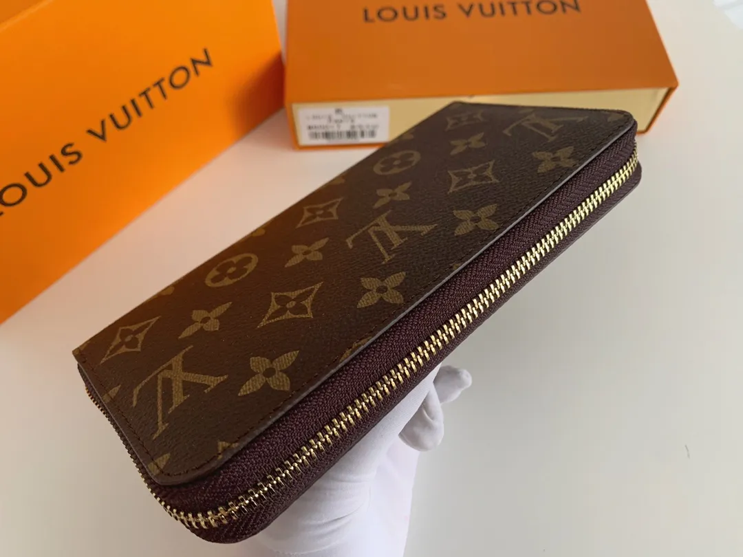 💰100 💎M60017 inner color ❤️Presby Red ZIPPY zipper wallet. The Zippy wallet pays homage to Louis Vuitton's heritage of travel and trunk making, with a travel-style patch and Louis Vuitton logo. With its compact interior and simple design, this wallet is ideal for everyday use. Model M60017. Size: 19x10.