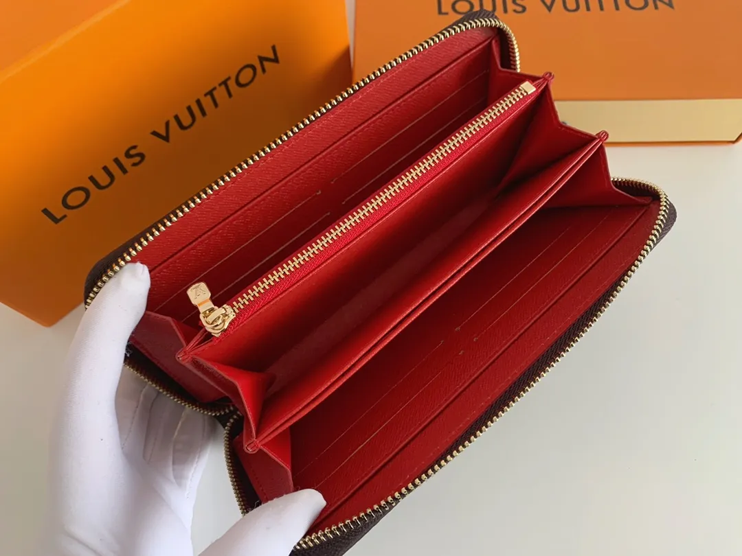 💰100 💎M60017 inner color ❤️Presby Red ZIPPY zipper wallet. The Zippy wallet pays homage to Louis Vuitton's heritage of travel and trunk making, with a travel-style patch and Louis Vuitton logo. With its compact interior and simple design, this wallet is ideal for everyday use. Model M60017. Size: 19x10.