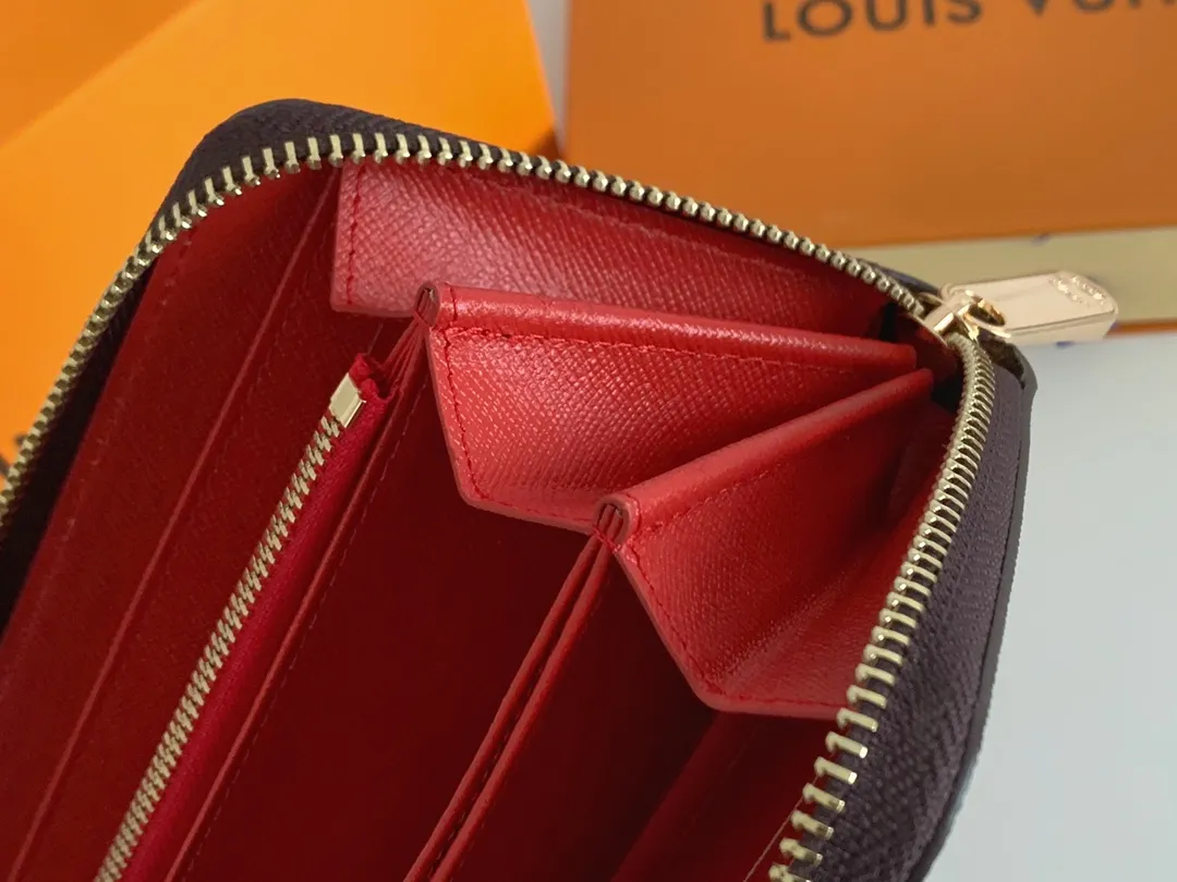 💰100 💎M60017 inner color ❤️Presby Red ZIPPY zipper wallet. The Zippy wallet pays homage to Louis Vuitton's heritage of travel and trunk making, with a travel-style patch and Louis Vuitton logo. With its compact interior and simple design, this wallet is ideal for everyday use. Model M60017. Size: 19x10.