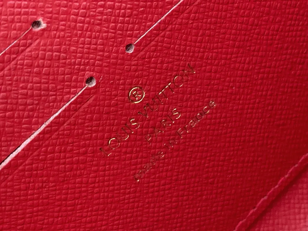 💰100 💎M60017 inner color ❤️Presby Red ZIPPY zipper wallet. The Zippy wallet pays homage to Louis Vuitton's heritage of travel and trunk making, with a travel-style patch and Louis Vuitton logo. With its compact interior and simple design, this wallet is ideal for everyday use. Model M60017. Size: 19x10.