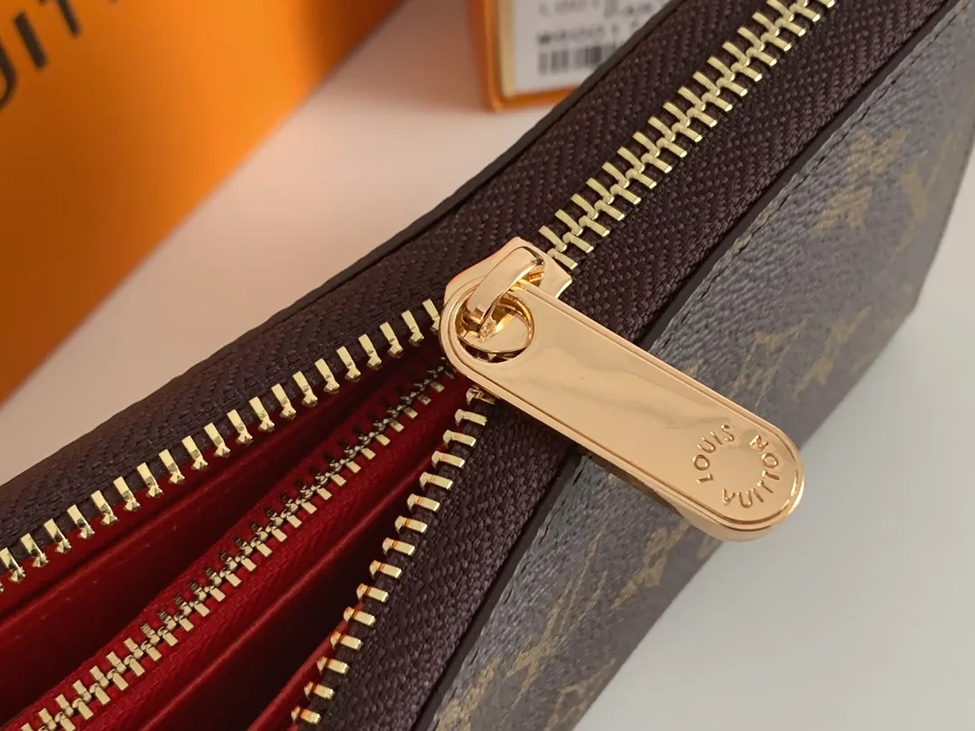 💰100 💎M60017 inner color ❤️Presby Red ZIPPY zipper wallet. The Zippy wallet pays homage to Louis Vuitton's heritage of travel and trunk making, with a travel-style patch and Louis Vuitton logo. With its compact interior and simple design, this wallet is ideal for everyday use. Model M60017. Size: 19x10.