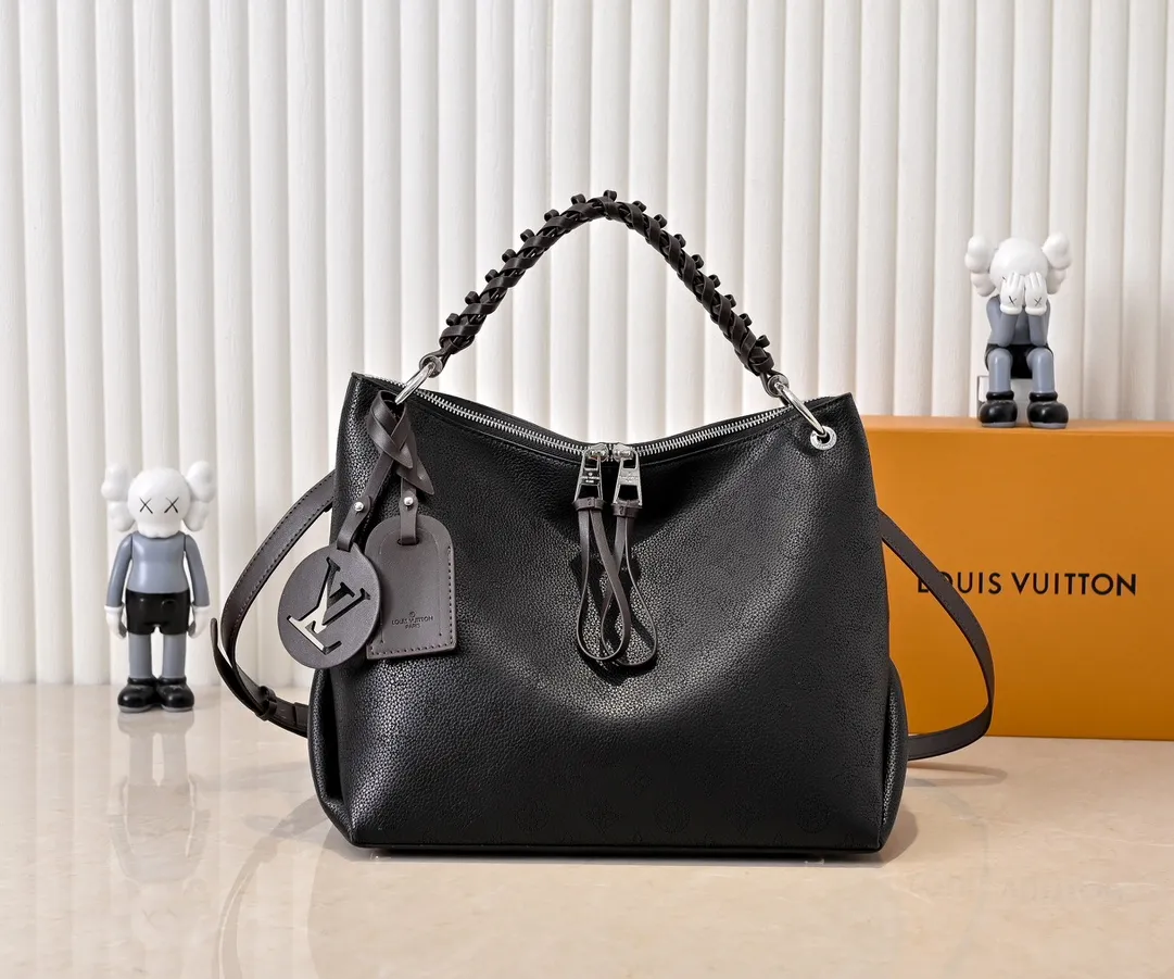 ¥300💰 Exclusive real shot-upgraded version ‼ ️💰 M56073 M56084 Beaubourg Hobo medium handbag is made of Monogram engraved and perforated calfskin, and the woven leather handle is hand-dyed to add a unique touch. The leather zipper pull and large LV lettering reveal the brand's style, and the detachable wide leather shoulder strap provides soft design for comfortable travel. 32 long, 26 high, 17cm wide