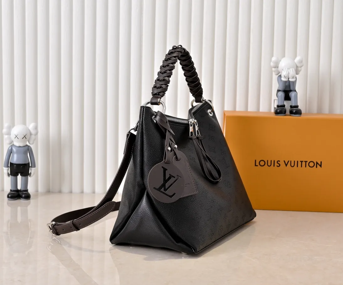 ¥300💰 Exclusive real shot-upgraded version ‼ ️💰 M56073 M56084 Beaubourg Hobo medium handbag is made of Monogram engraved and perforated calfskin, and the woven leather handle is hand-dyed to add a unique touch. The leather zipper pull and large LV lettering reveal the brand's style, and the detachable wide leather shoulder strap provides soft design for comfortable travel. 32 long, 26 high, 17cm wide