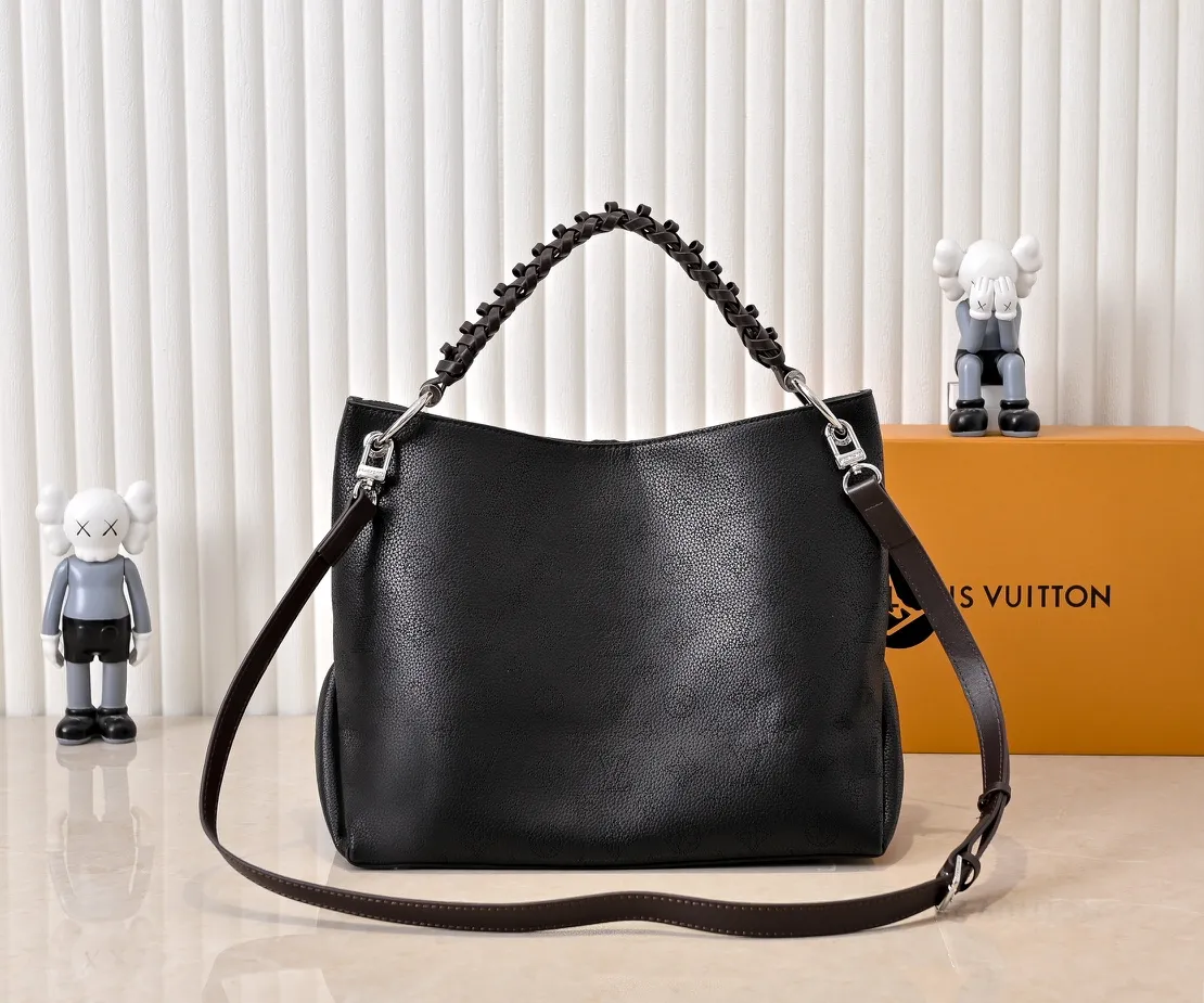 ¥300💰 Exclusive real shot-upgraded version ‼ ️💰 M56073 M56084 Beaubourg Hobo medium handbag is made of Monogram engraved and perforated calfskin, and the woven leather handle is hand-dyed to add a unique touch. The leather zipper pull and large LV lettering reveal the brand's style, and the detachable wide leather shoulder strap provides soft design for comfortable travel. 32 long, 26 high, 17cm wide