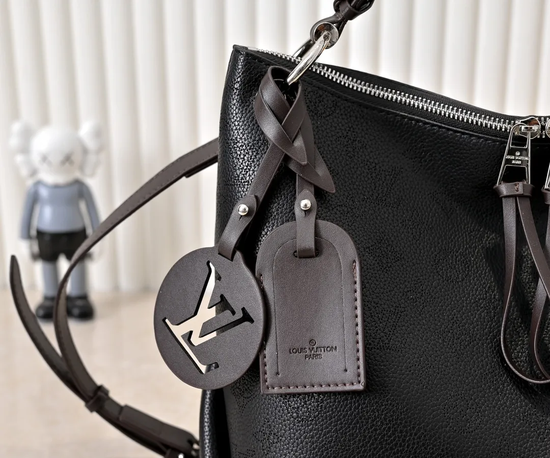 ¥300💰 Exclusive real shot-upgraded version ‼ ️💰 M56073 M56084 Beaubourg Hobo medium handbag is made of Monogram engraved and perforated calfskin, and the woven leather handle is hand-dyed to add a unique touch. The leather zipper pull and large LV lettering reveal the brand's style, and the detachable wide leather shoulder strap provides soft design for comfortable travel. 32 long, 26 high, 17cm wide
