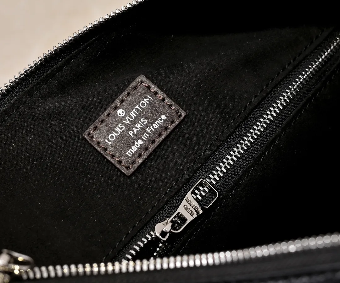 ¥300💰 Exclusive real shot-upgraded version ‼ ️💰 M56073 M56084 Beaubourg Hobo medium handbag is made of Monogram engraved and perforated calfskin, and the woven leather handle is hand-dyed to add a unique touch. The leather zipper pull and large LV lettering reveal the brand's style, and the detachable wide leather shoulder strap provides soft design for comfortable travel. 32 long, 26 high, 17cm wide