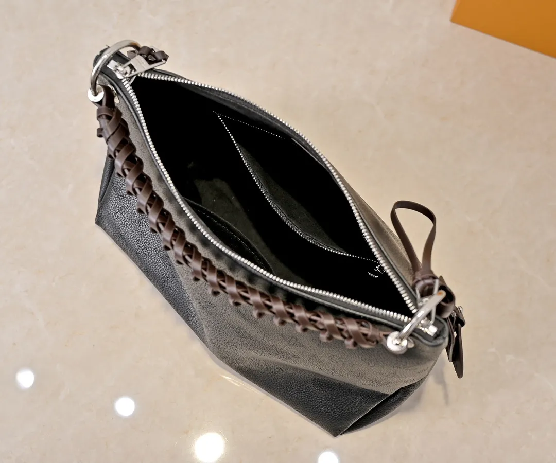 ¥300💰 Exclusive real shot-upgraded version ‼ ️💰 M56073 M56084 Beaubourg Hobo medium handbag is made of Monogram engraved and perforated calfskin, and the woven leather handle is hand-dyed to add a unique touch. The leather zipper pull and large LV lettering reveal the brand's style, and the detachable wide leather shoulder strap provides soft design for comfortable travel. 32 long, 26 high, 17cm wide
