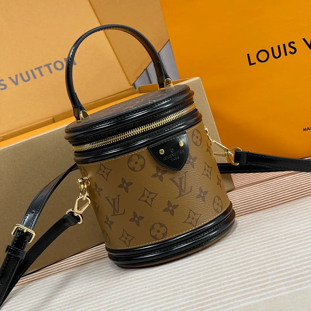 [Upgraded version] P660🐶Upgraded version. High quality, semi-steel hardware, M43986🐶with complete packaging❣️VANITY Handbag Drawing on the shape of the long-established LV Cannes cosmetic case, women's art director Nicolas Ghesquière recreates the classic charm of the past with this semi-rigid handbag. Small size, Monogram and Monogram Reverse coated canvas mixed fabric, full of traditional Louis Vuitton design, very elegant. Features a top handle and removable leather shoulder strap for multiple carrying options. Dimensions: 15.0x 17.0x 15.0 cm