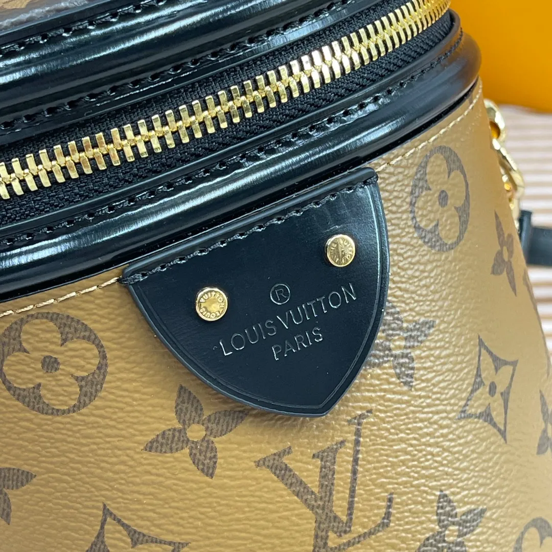 [Upgraded version] P660🐶Upgraded version. High quality, semi-steel hardware, M43986🐶with complete packaging❣️VANITY Handbag Drawing on the shape of the long-established LV Cannes cosmetic case, women's art director Nicolas Ghesquière recreates the classic charm of the past with this semi-rigid handbag. Small size, Monogram and Monogram Reverse coated canvas mixed fabric, full of traditional Louis Vuitton design, very elegant. Features a top handle and removable leather shoulder strap for multiple carrying options. Dimensions: 15.0x 17.0x 15.0 cm