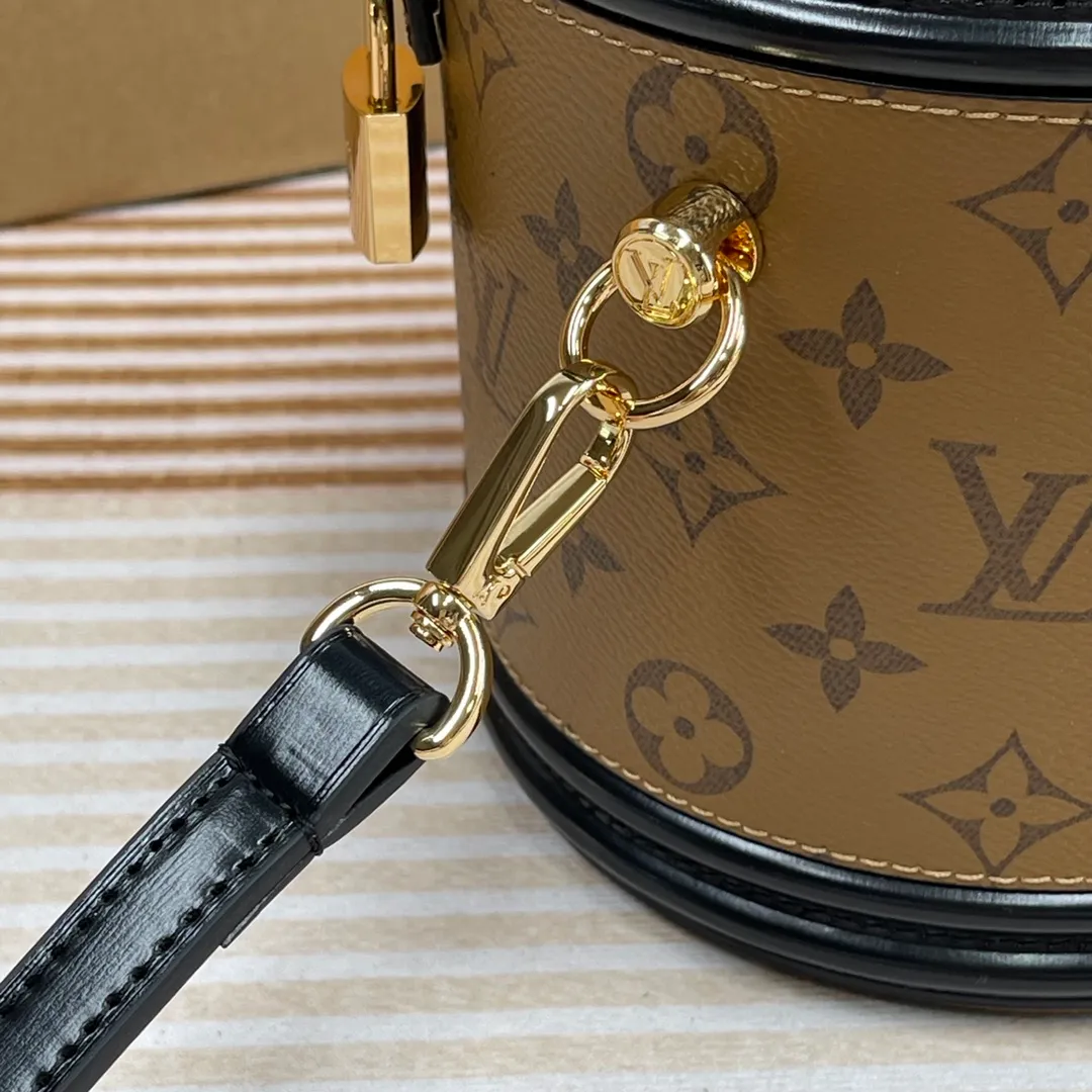 [Upgraded version] P660🐶Upgraded version. High quality, semi-steel hardware, M43986🐶with complete packaging❣️VANITY Handbag Drawing on the shape of the long-established LV Cannes cosmetic case, women's art director Nicolas Ghesquière recreates the classic charm of the past with this semi-rigid handbag. Small size, Monogram and Monogram Reverse coated canvas mixed fabric, full of traditional Louis Vuitton design, very elegant. Features a top handle and removable leather shoulder strap for multiple carrying options. Dimensions: 15.0x 17.0x 15.0 cm