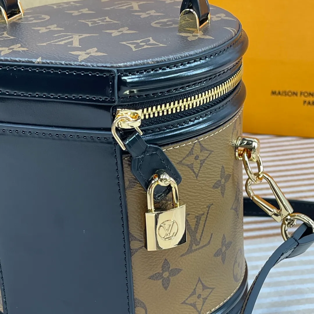 [Upgraded version] P660🐶Upgraded version. High quality, semi-steel hardware, M43986🐶with complete packaging❣️VANITY Handbag Drawing on the shape of the long-established LV Cannes cosmetic case, women's art director Nicolas Ghesquière recreates the classic charm of the past with this semi-rigid handbag. Small size, Monogram and Monogram Reverse coated canvas mixed fabric, full of traditional Louis Vuitton design, very elegant. Features a top handle and removable leather shoulder strap for multiple carrying options. Dimensions: 15.0x 17.0x 15.0 cm