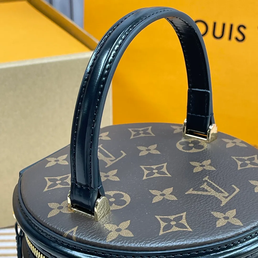 [Upgraded version] P660🐶Upgraded version. High quality, semi-steel hardware, M43986🐶with complete packaging❣️VANITY Handbag Drawing on the shape of the long-established LV Cannes cosmetic case, women's art director Nicolas Ghesquière recreates the classic charm of the past with this semi-rigid handbag. Small size, Monogram and Monogram Reverse coated canvas mixed fabric, full of traditional Louis Vuitton design, very elegant. Features a top handle and removable leather shoulder strap for multiple carrying options. Dimensions: 15.0x 17.0x 15.0 cm