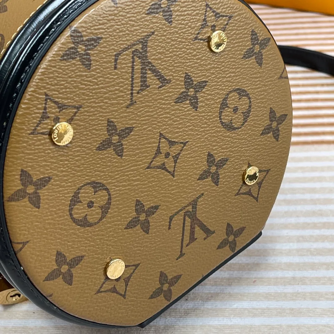 [Upgraded version] P660🐶Upgraded version. High quality, semi-steel hardware, M43986🐶with complete packaging❣️VANITY Handbag Drawing on the shape of the long-established LV Cannes cosmetic case, women's art director Nicolas Ghesquière recreates the classic charm of the past with this semi-rigid handbag. Small size, Monogram and Monogram Reverse coated canvas mixed fabric, full of traditional Louis Vuitton design, very elegant. Features a top handle and removable leather shoulder strap for multiple carrying options. Dimensions: 15.0x 17.0x 15.0 cm