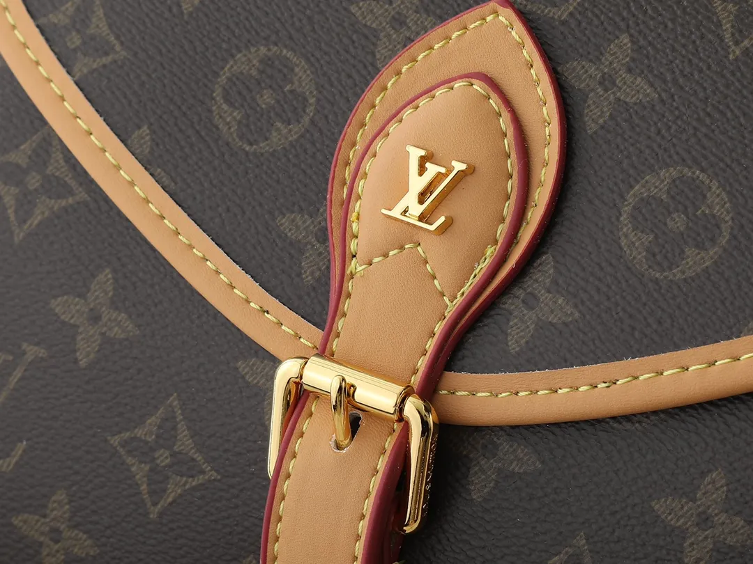 💰Large 120, Small 220💰Upgraded original version🍇 M44919 M51121 M51120 This retro and fashionable LV Ivy handbag is the focus of Nicolas Ghesquière’s 2020 early spring series fashion show. The design is inspired by Bel in 1994 The Air handbag is made of Monogram canvas and natural cowhide, exuding a "retro school bag" style. The leather opening and closing buckle is also embellished with LV logo and other fashionable new details. In addition to being carried by hand at fashion shows, the Monogr can also be carried hands-free using the shoulder strap. am coated canvas natural cowhide leather trim microfiber lining gold-tone hardware top carry handle detachable adjustable length shoulder strap leather fastening buckle with LV logo flap with buckle fastening inner patch pocket on the back Dimensions: large 29x24x10, small 23.5x18x9 cm