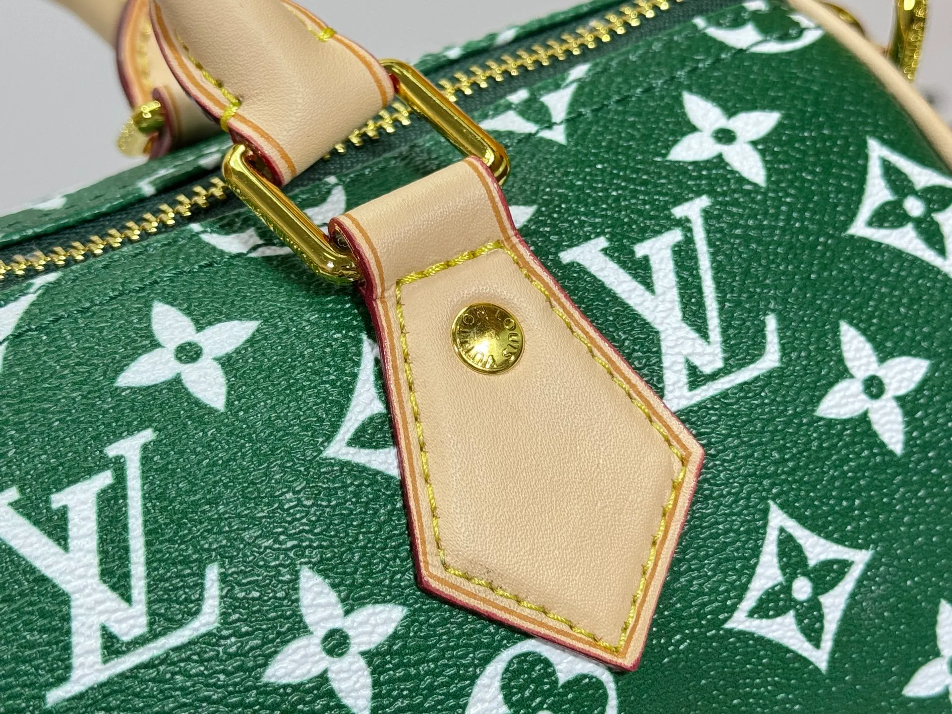 P280 Upgraded original M24426 M24425 M24424 M24423 M24443 M This Speedy Bandoulière 25 Monogram Leather handbag is made of soft cow leather and uses Monogram pattern to reproduce the elegant look and feel of canvas printing. Dazzling metal hardware, sheepskin lining and nameplate all reflect Creative Director Pharrell Williams' relentless attention to detail. Dimensions: 25.0 x 15.0 x 15.0 cm (length x height x width)