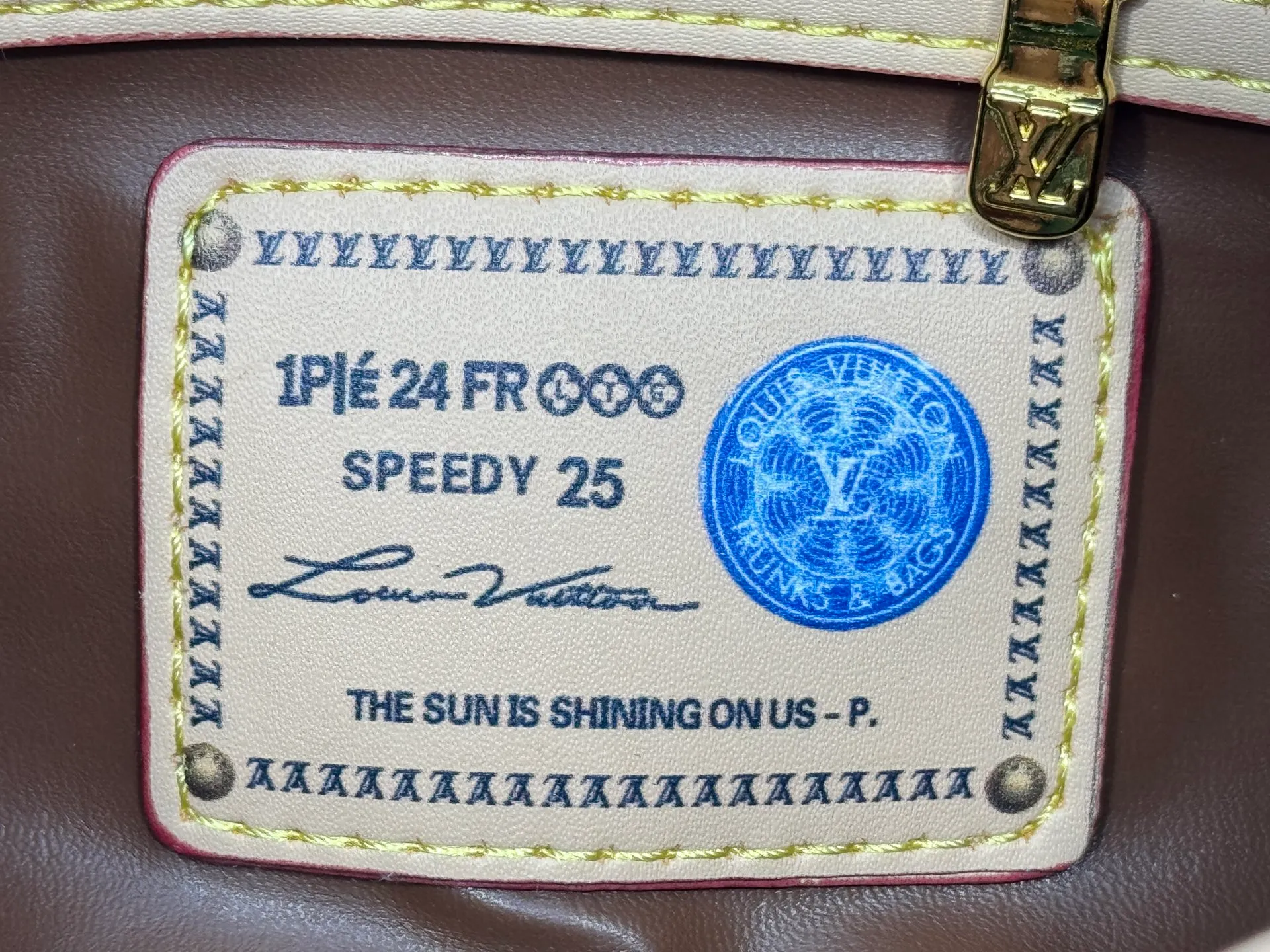 P280 Upgraded original M24426 M24425 M24424 M24423 M24443 M This Speedy Bandoulière 25 Monogram Leather handbag is made of soft cow leather and uses Monogram pattern to reproduce the elegant look and feel of canvas printing. Dazzling metal hardware, sheepskin lining and nameplate all reflect Creative Director Pharrell Williams' relentless attention to detail. Dimensions: 25.0 x 15.0 x 15.0 cm (length x height x width)