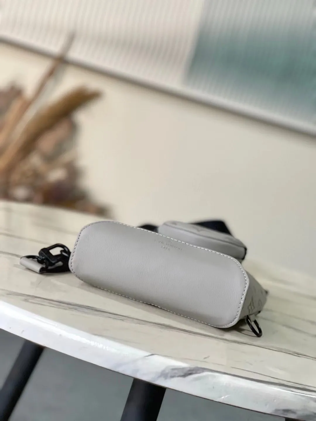 💰1120 (first-grain leather) top-quality original M14916 gray full leather embossed chest bag Duo shoulder bag This Duo shoulder bag is made of soft cow leather with a close-fitting structure, making it a practical choice in addition to traditional backpacks. The zippered side pocket can store a smartphone, the detachable storage bag makes it easy to access items, and the adjustable jacquard fabric shoulder strap allows for left or right shoulder carry. 42 x 6 x 20 cm (height x width x length)