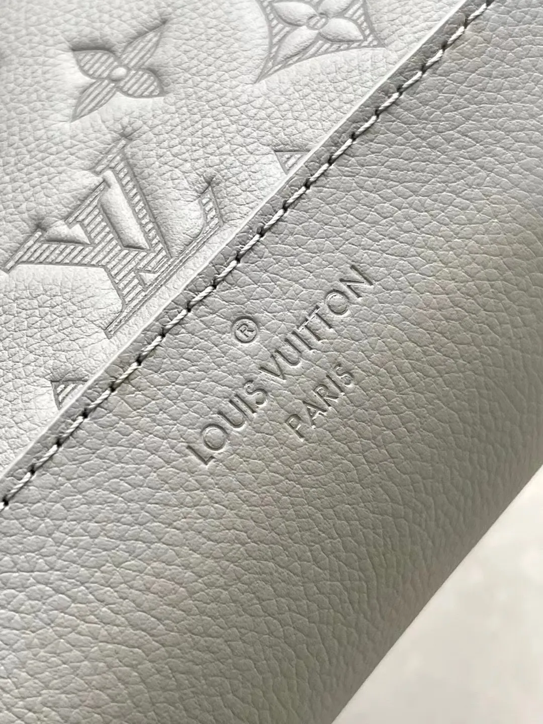 💰1120 (first-grain leather) top-quality original M14916 gray full leather embossed chest bag Duo shoulder bag This Duo shoulder bag is made of soft cow leather with a close-fitting structure, making it a practical choice in addition to traditional backpacks. The zippered side pocket can store a smartphone, the detachable storage bag makes it easy to access items, and the adjustable jacquard fabric shoulder strap allows for left or right shoulder carry. 42 x 6 x 20 cm (height x width x length)