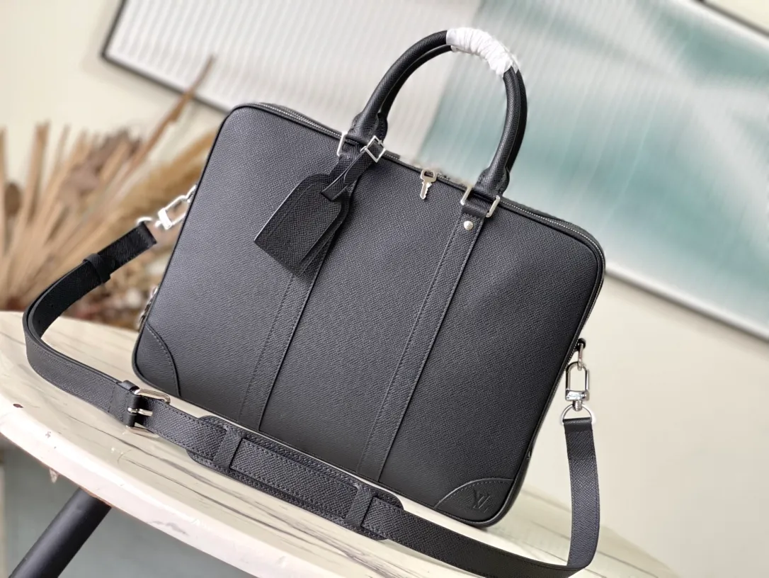 💰1340 (top-grain leather) Top-quality original order M30967 The Taiga leather used in this Voyage large briefcase is made of cow leather that is polished and softened and then embossed with a fine texture. It has ample space to accommodate a laptop, notepad and business needs. Dimensions: 39.5 × 29 × 9 cm