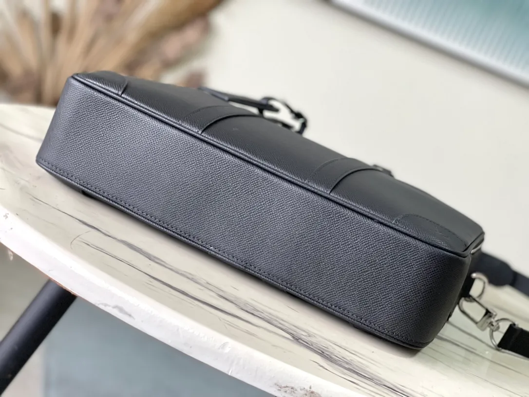 💰1340 (top-grain leather) Top-quality original order M30967 The Taiga leather used in this Voyage large briefcase is made of cow leather that is polished and softened and then embossed with a fine texture. It has ample space to accommodate a laptop, notepad and business needs. Dimensions: 39.5 × 29 × 9 cm