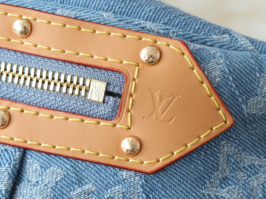 💰260💰 Upgraded original 2024 denim denim M46837 The definition of casual chic: The high-rise bag is made of Montague-coated canvas with details like a removable name tag on the natural cowhide that symbolizes the house. Removable textile strap adds a sporty touch. The soft canvas feels soft against the body, while the slim design allows for underwear. Size: 38×16×7.5cm (length x height x width)