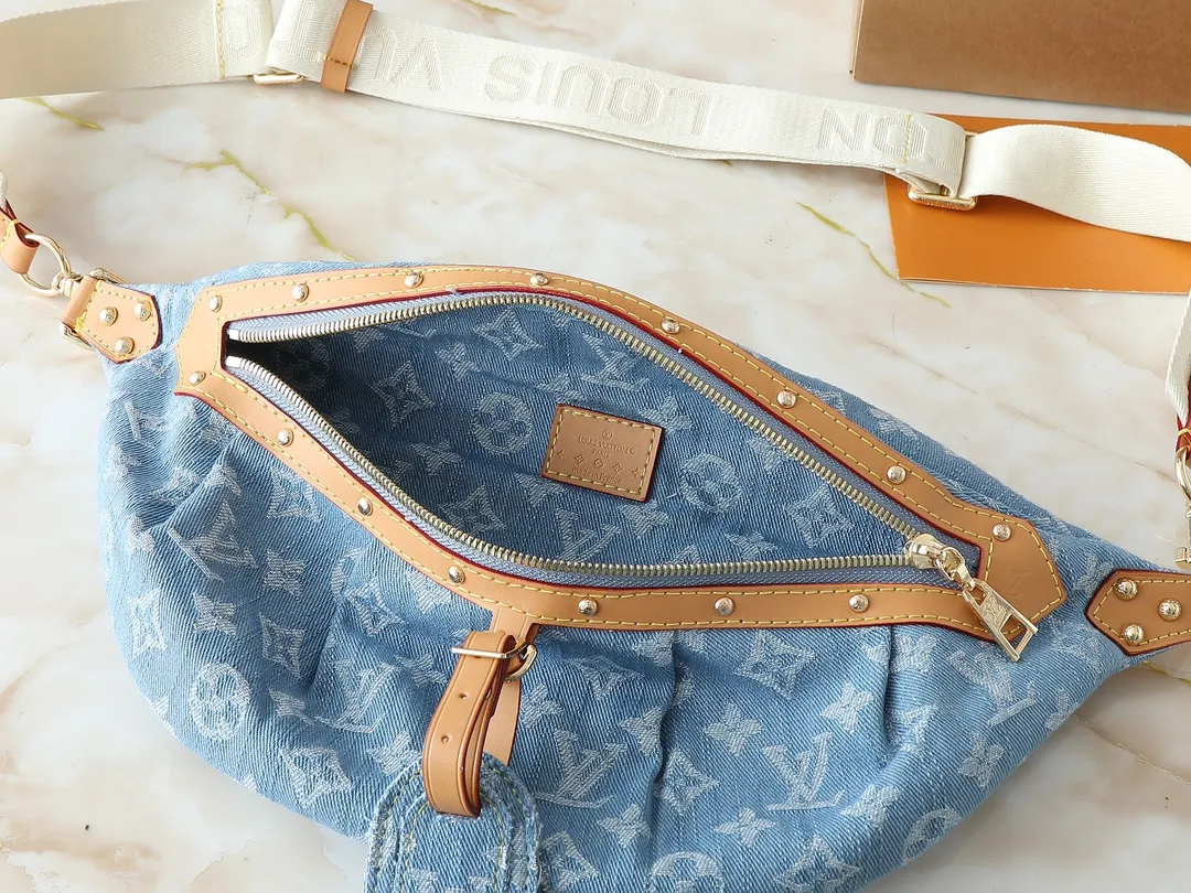 💰260💰 Upgraded original 2024 denim denim M46837 The definition of casual chic: The high-rise bag is made of Montague-coated canvas with details like a removable name tag on the natural cowhide that symbolizes the house. Removable textile strap adds a sporty touch. The soft canvas feels soft against the body, while the slim design allows for underwear. Size: 38×16×7.5cm (length x height x width)