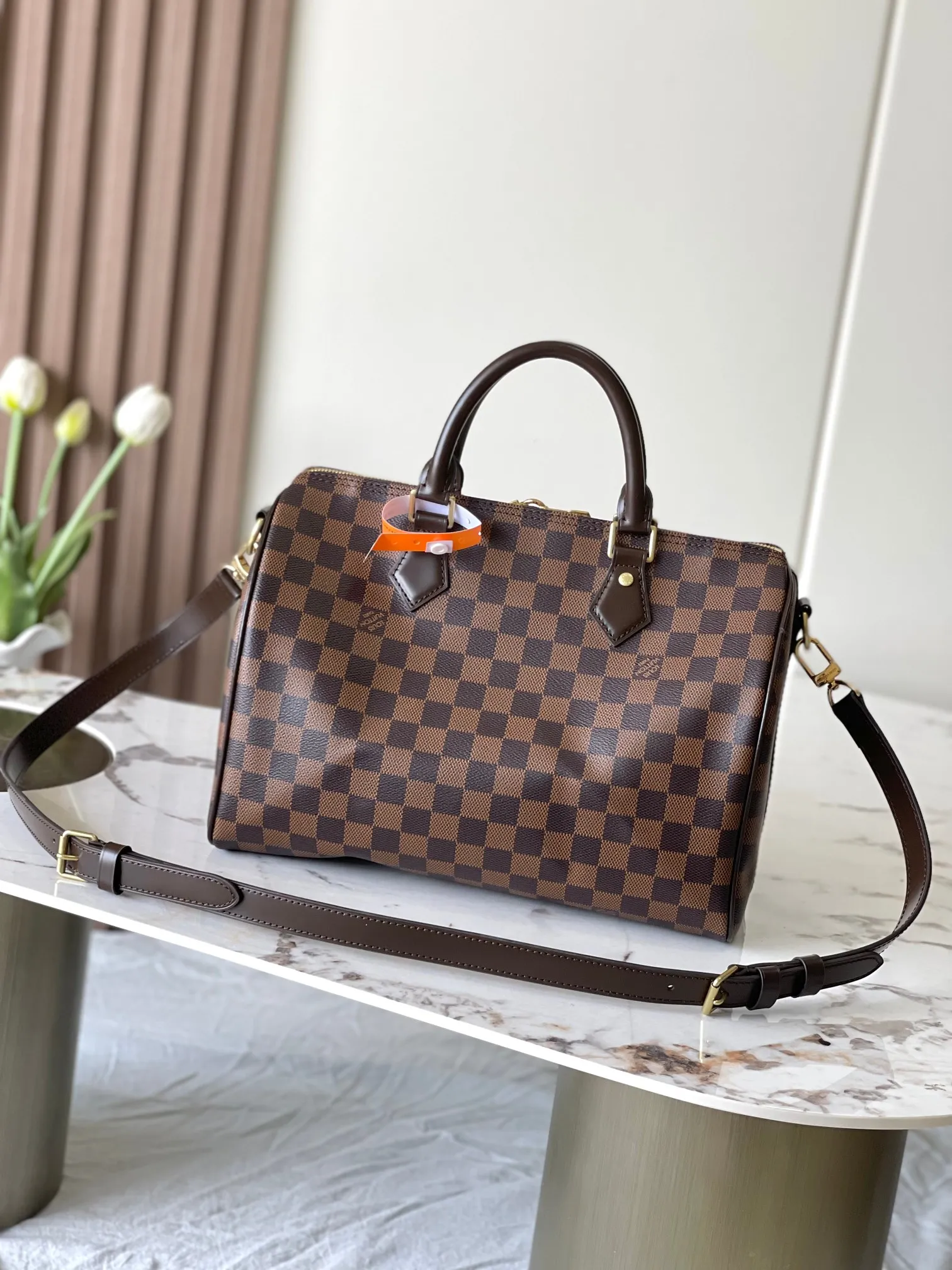 💰800 Every feature of the top original model 41112 Brown Speedy 30 handbag can be called a classic: unique shape, leather handle, Damier Azur canvas. No wonder it has become the most popular bag in the world. Originally designed in 1930 for travelers (the name pays homage to the high-speed traffic of the time) with a cross-body strap, the Speedy 30 has become the perfect urban bag - soft, lightweight and classic. Size 30×21×17cm