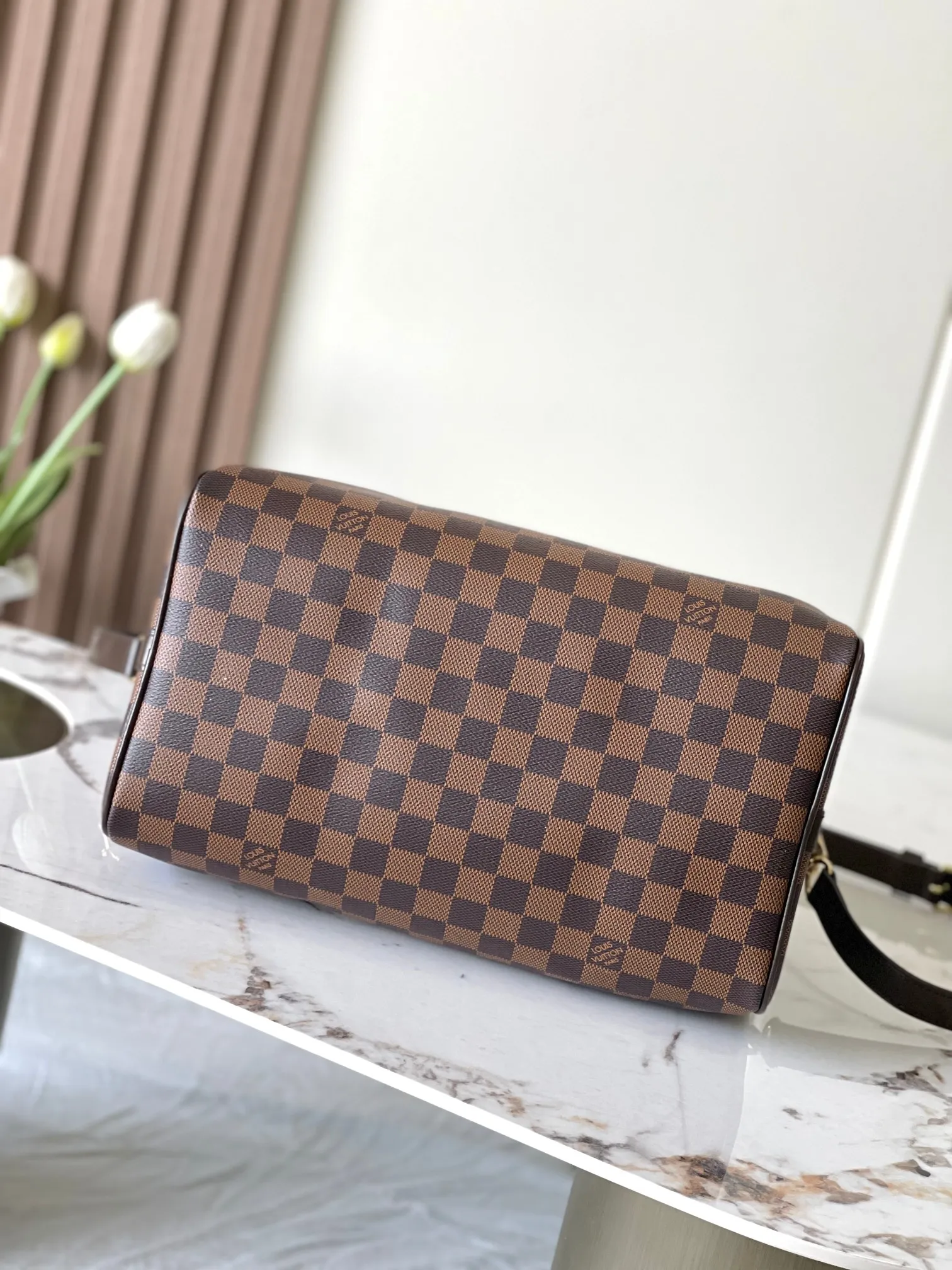 💰800 Every feature of the top original model 41112 Brown Speedy 30 handbag can be called a classic: unique shape, leather handle, Damier Azur canvas. No wonder it has become the most popular bag in the world. Originally designed in 1930 for travelers (the name pays homage to the high-speed traffic of the time) with a cross-body strap, the Speedy 30 has become the perfect urban bag - soft, lightweight and classic. Size 30×21×17cm