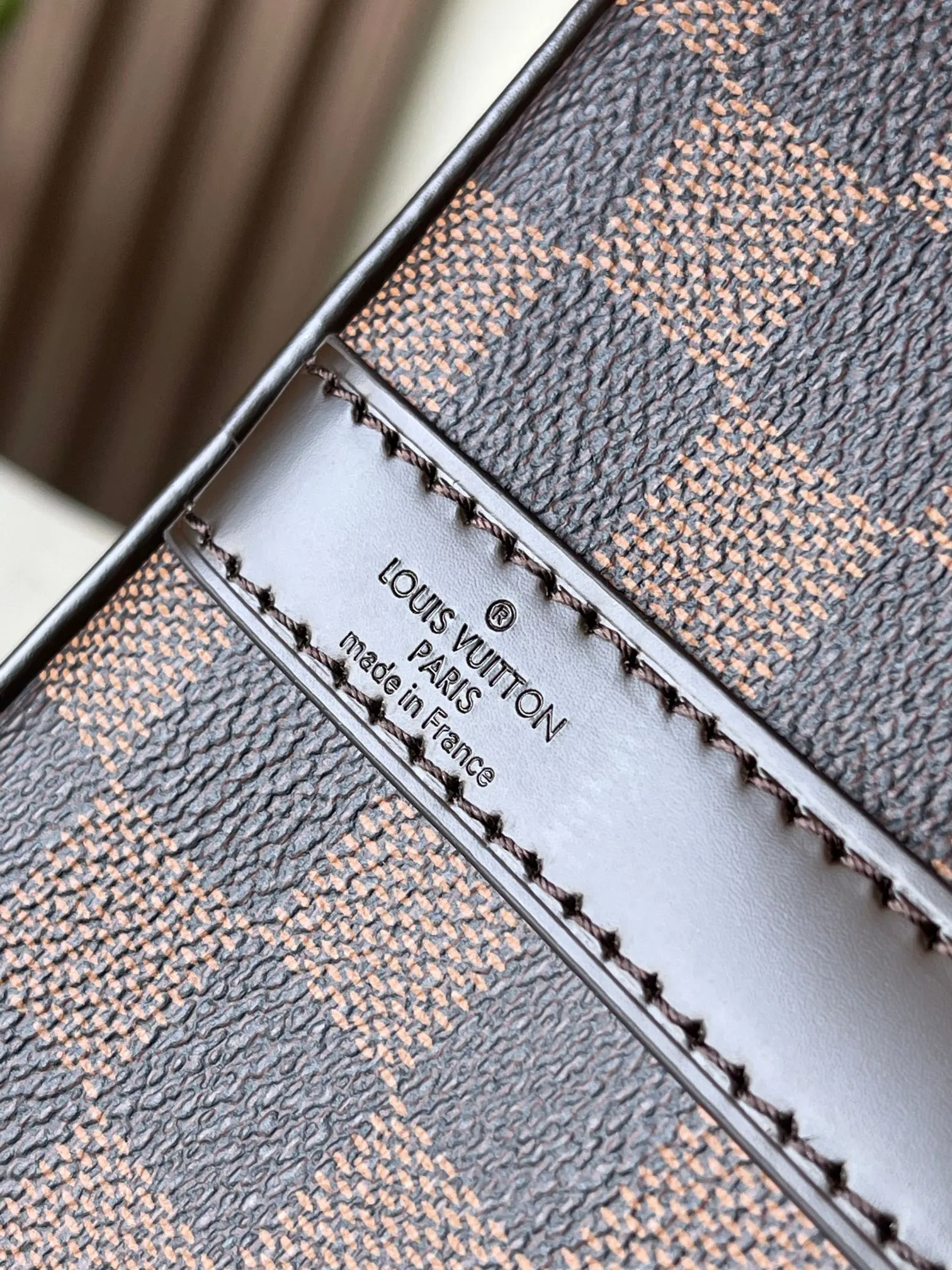 💰800 Every feature of the top original model 41112 Brown Speedy 30 handbag can be called a classic: unique shape, leather handle, Damier Azur canvas. No wonder it has become the most popular bag in the world. Originally designed in 1930 for travelers (the name pays homage to the high-speed traffic of the time) with a cross-body strap, the Speedy 30 has become the perfect urban bag - soft, lightweight and classic. Size 30×21×17cm
