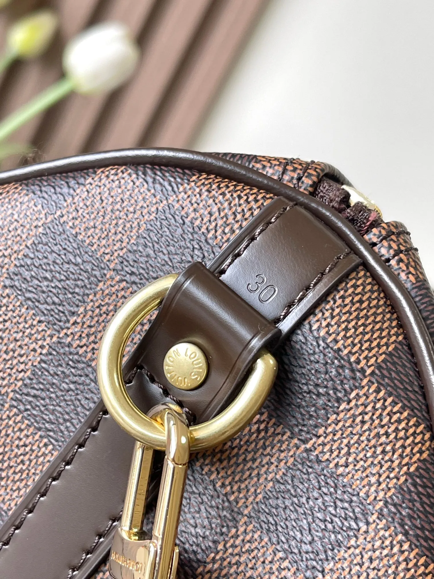 💰800 Every feature of the top original model 41112 Brown Speedy 30 handbag can be called a classic: unique shape, leather handle, Damier Azur canvas. No wonder it has become the most popular bag in the world. Originally designed in 1930 for travelers (the name pays homage to the high-speed traffic of the time) with a cross-body strap, the Speedy 30 has become the perfect urban bag - soft, lightweight and classic. Size 30×21×17cm