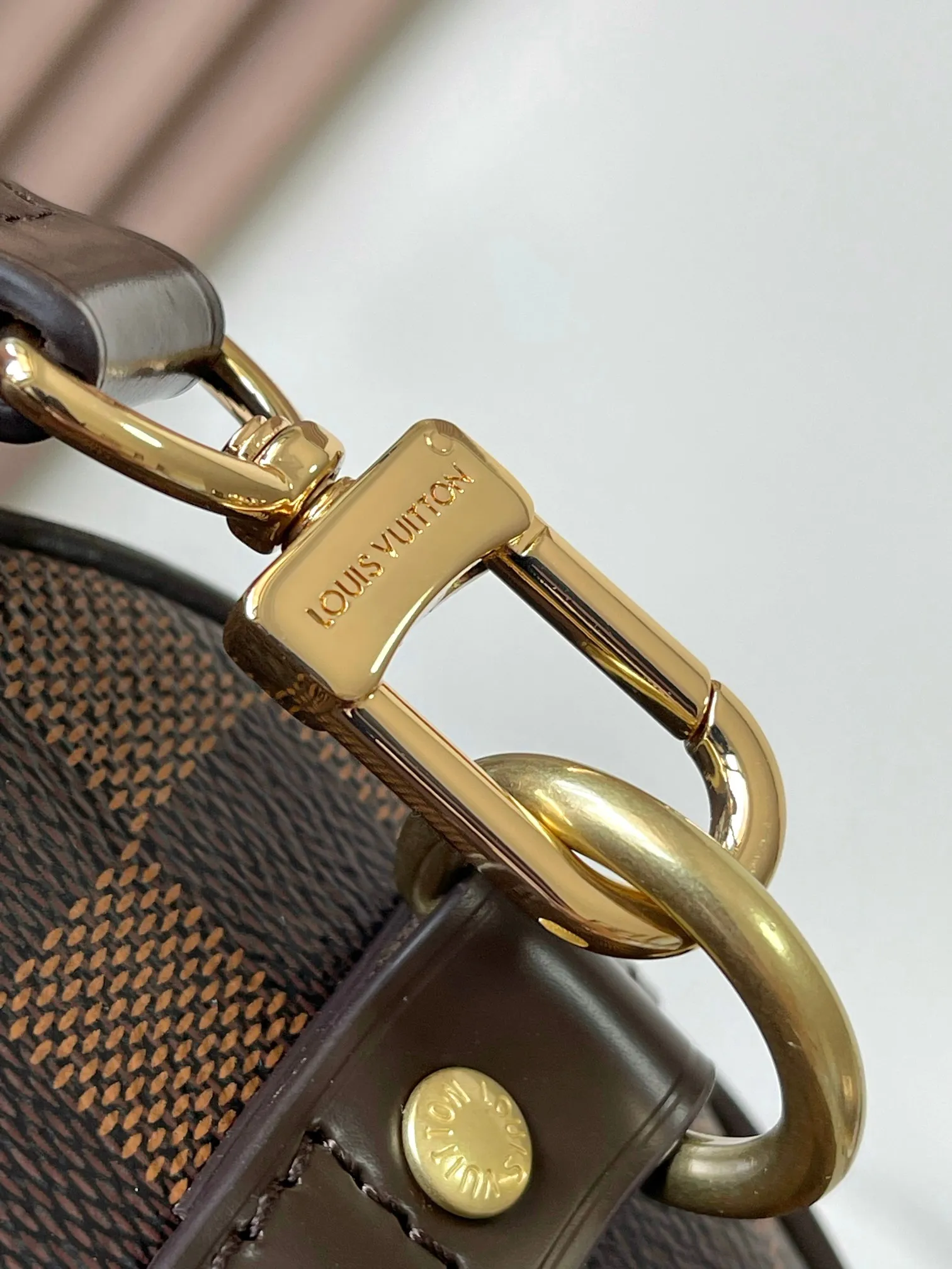 💰800 Every feature of the top original model 41112 Brown Speedy 30 handbag can be called a classic: unique shape, leather handle, Damier Azur canvas. No wonder it has become the most popular bag in the world. Originally designed in 1930 for travelers (the name pays homage to the high-speed traffic of the time) with a cross-body strap, the Speedy 30 has become the perfect urban bag - soft, lightweight and classic. Size 30×21×17cm