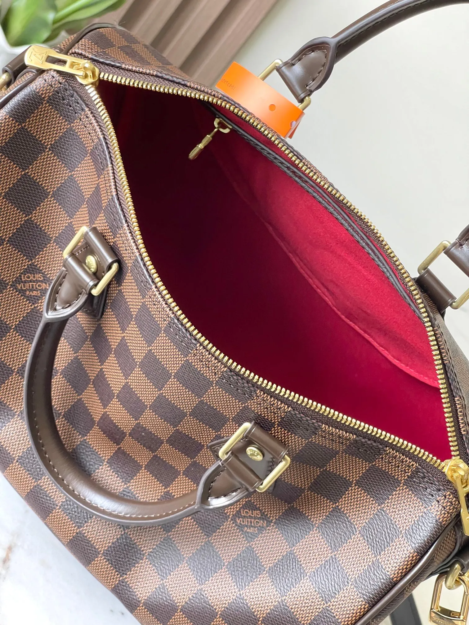 💰800 Every feature of the top original model 41112 Brown Speedy 30 handbag can be called a classic: unique shape, leather handle, Damier Azur canvas. No wonder it has become the most popular bag in the world. Originally designed in 1930 for travelers (the name pays homage to the high-speed traffic of the time) with a cross-body strap, the Speedy 30 has become the perfect urban bag - soft, lightweight and classic. Size 30×21×17cm