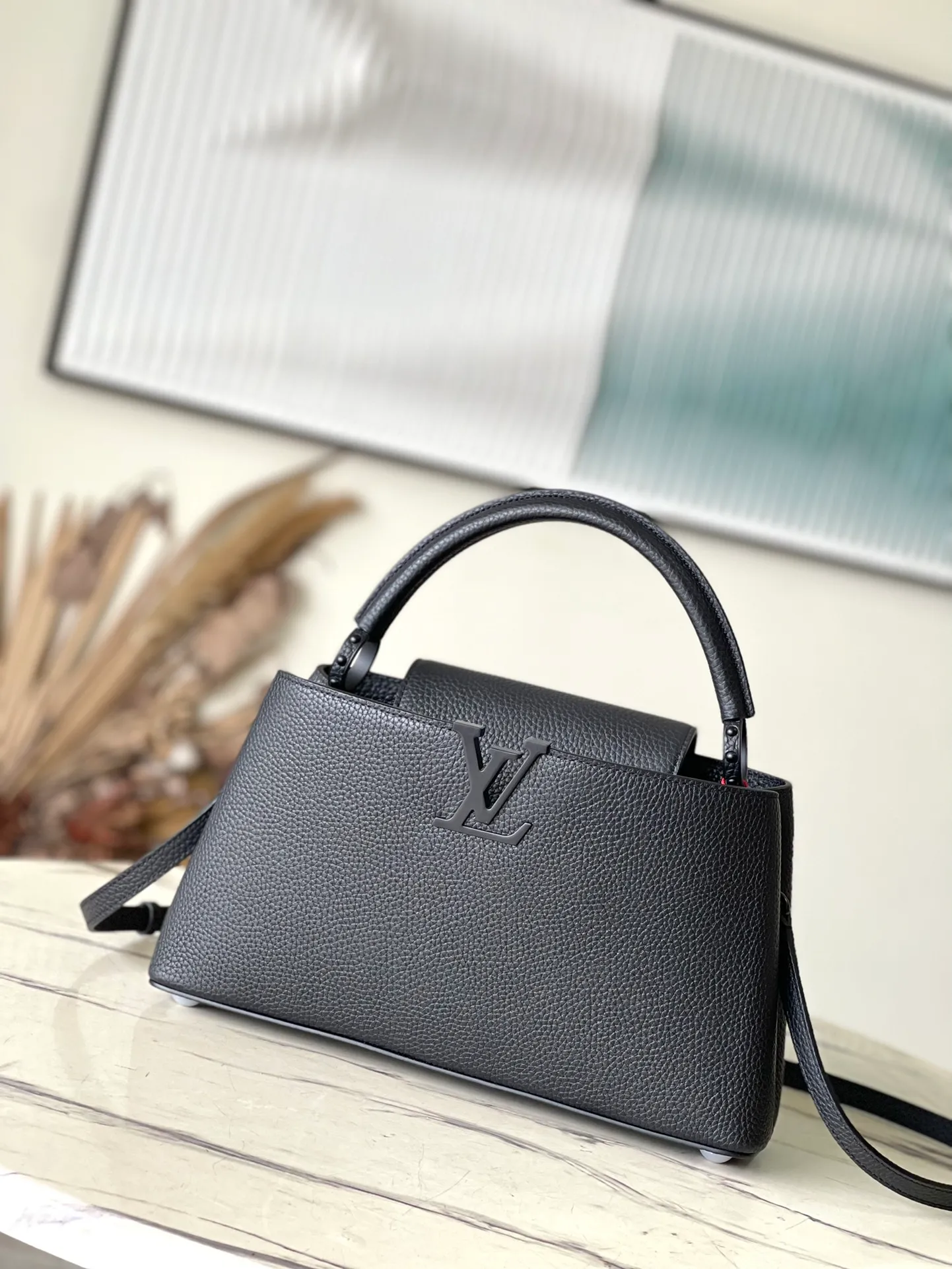 💰2200 (original leather) premium quality original leather M23947 black CAPUCINES EAST WEST BB handbag This Capucines BB handbag uses gorgeous cow leather and matte metal parts to convey a modern attitude. It brings together classic elements of the same series with a new horizontal configuration. The adjustable woven chain is convenient for shoulder or cross-body wear, making it a trendy choice for storing mobile phones, short wallets and other small items. size：33x19x9cm