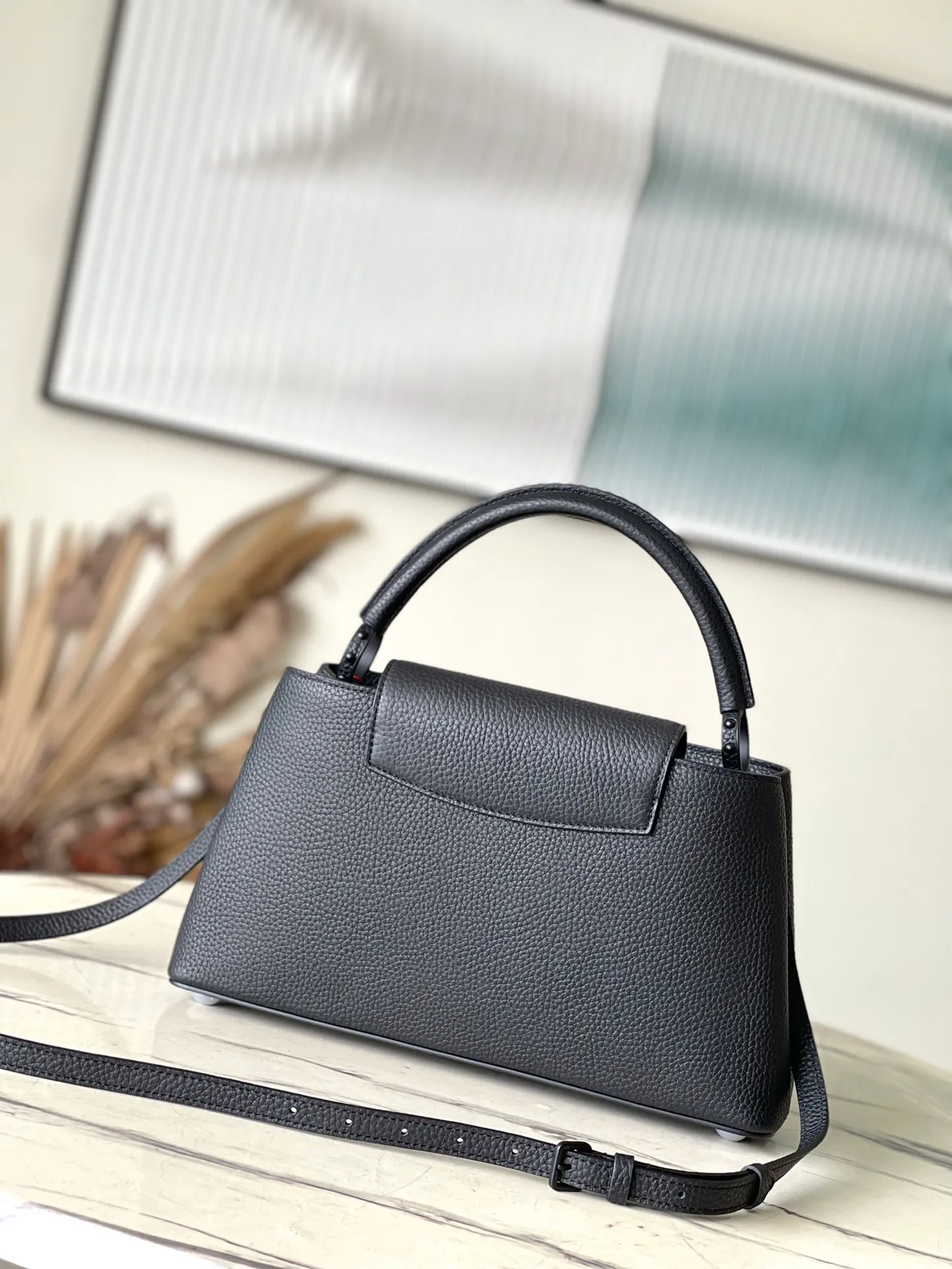 💰2200 (original leather) premium quality original leather M23947 black CAPUCINES EAST WEST BB handbag This Capucines BB handbag uses gorgeous cow leather and matte metal parts to convey a modern attitude. It brings together classic elements of the same series with a new horizontal configuration. The adjustable woven chain is convenient for shoulder or cross-body wear, making it a trendy choice for storing mobile phones, short wallets and other small items. size：33x19x9cm