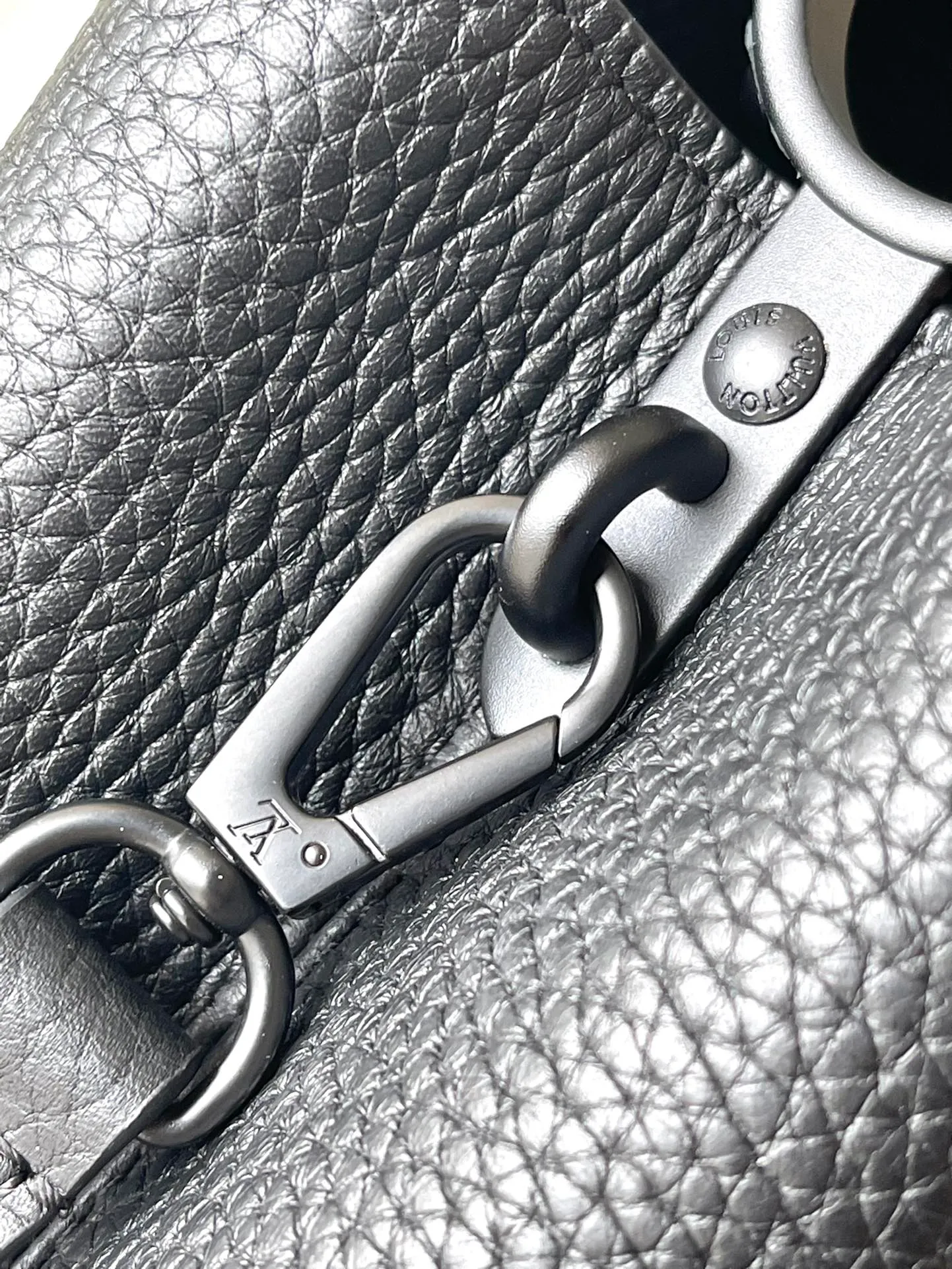 💰2200 (original leather) premium quality original leather M23947 black CAPUCINES EAST WEST BB handbag This Capucines BB handbag uses gorgeous cow leather and matte metal parts to convey a modern attitude. It brings together classic elements of the same series with a new horizontal configuration. The adjustable woven chain is convenient for shoulder or cross-body wear, making it a trendy choice for storing mobile phones, short wallets and other small items. size：33x19x9cm